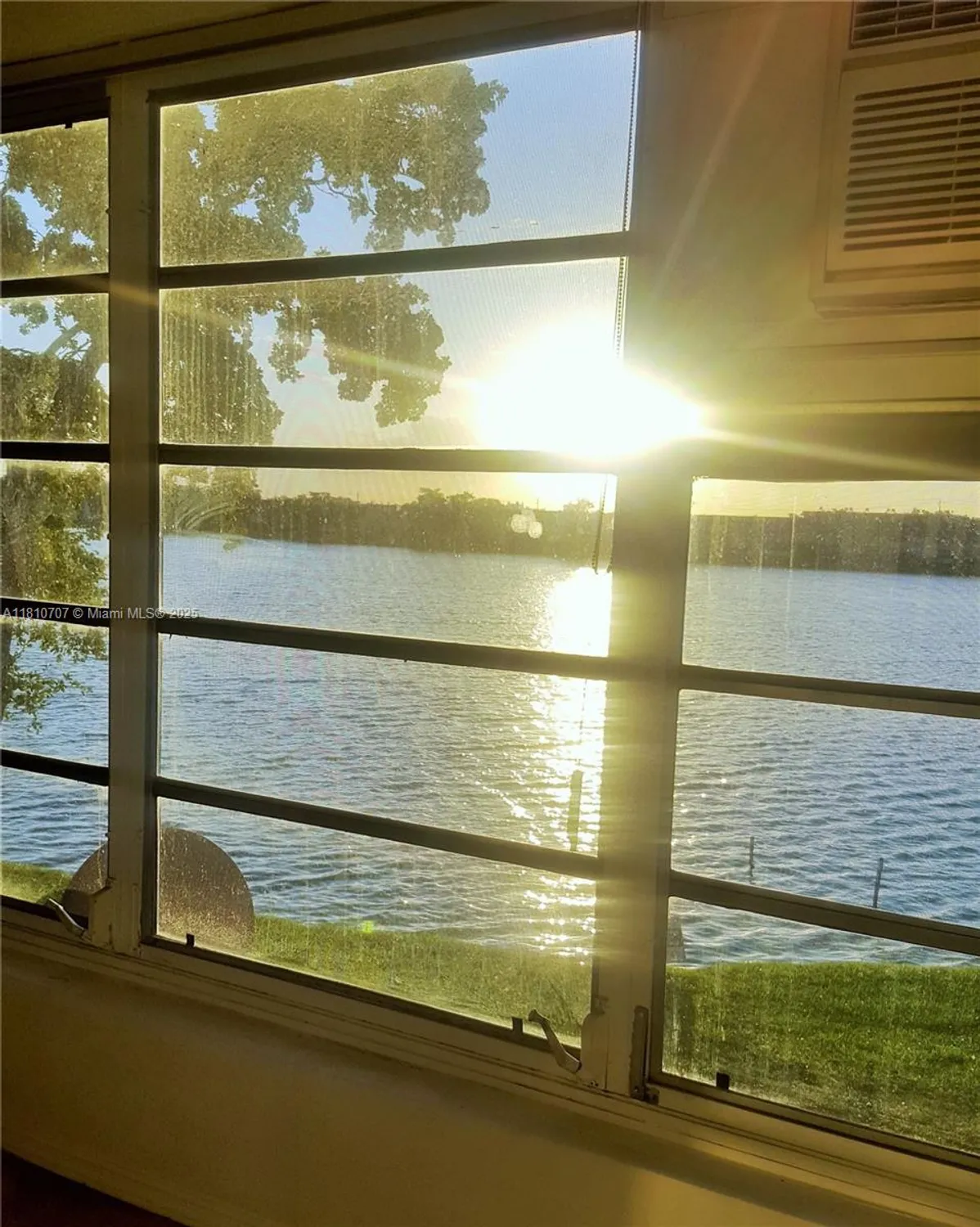 Property Slideshow image 2 of 8 | 19080 ne 3rd ct apt 318, Miami, FL, 33179