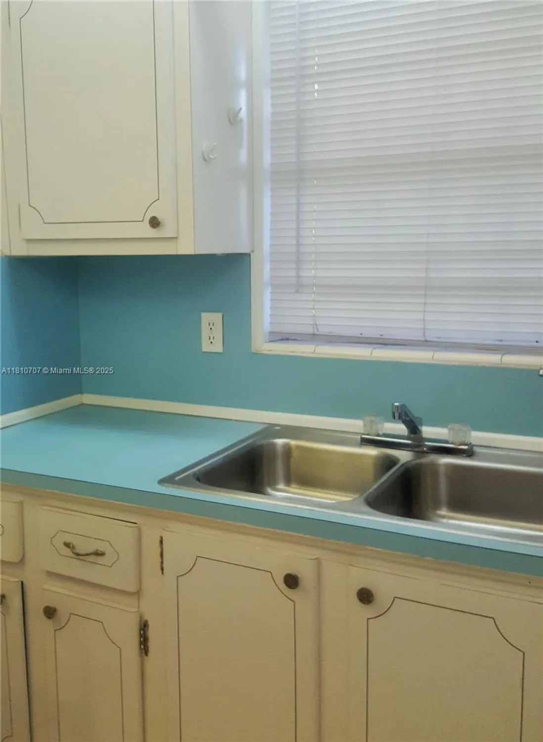 Property Slideshow image 6 of 8 | 19080 ne 3rd ct apt 318, Miami, FL, 33179