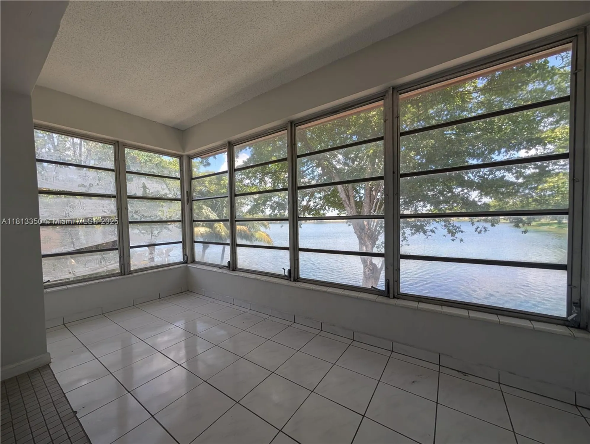 Property Slideshow image 6 of 16 | 19080 ne 3rd ct 311, Miami, FL, 33179