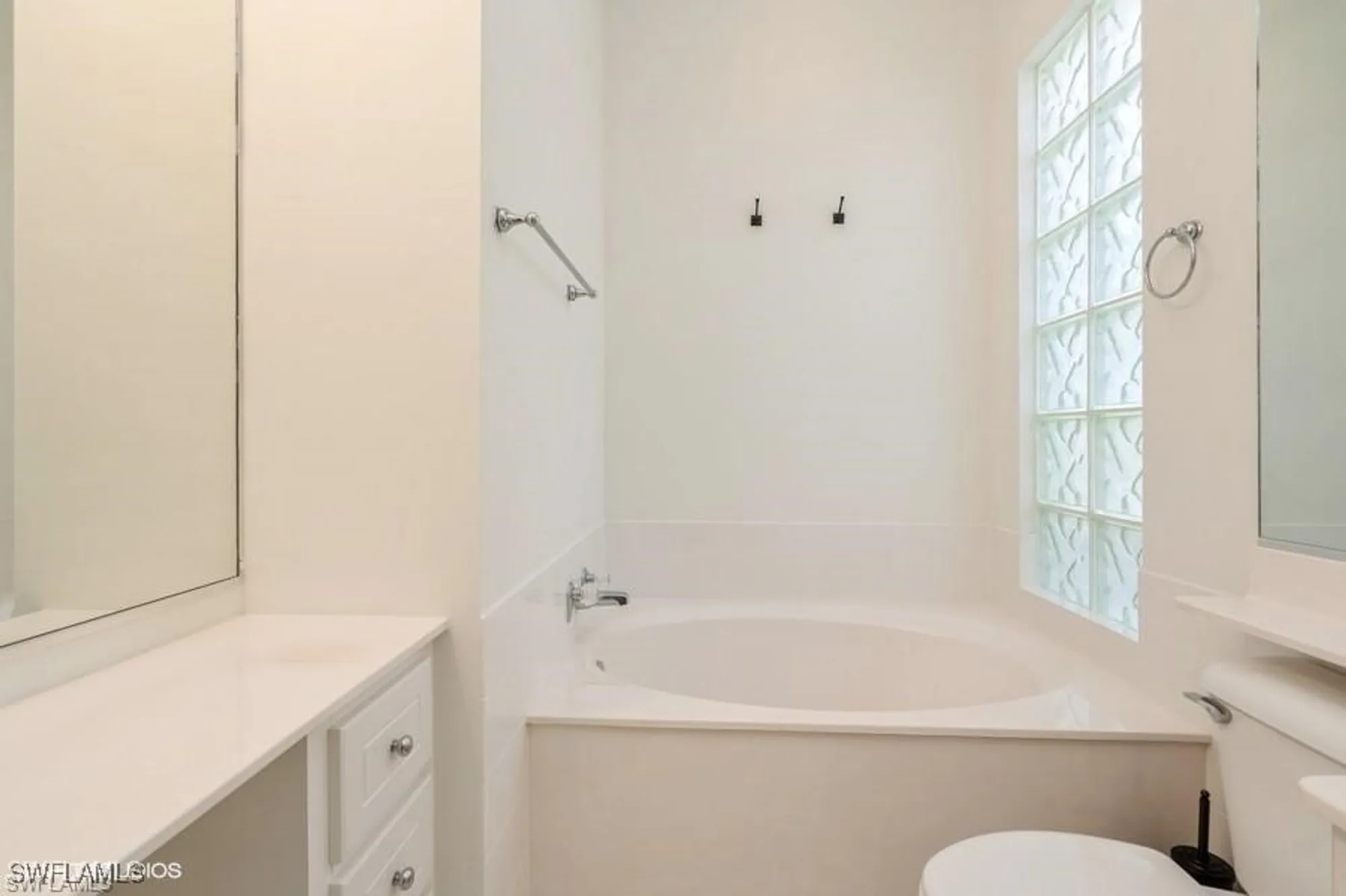 Property Slideshow image 10 of 16 | 4008 upolo ln, Naples, FL, 34119
