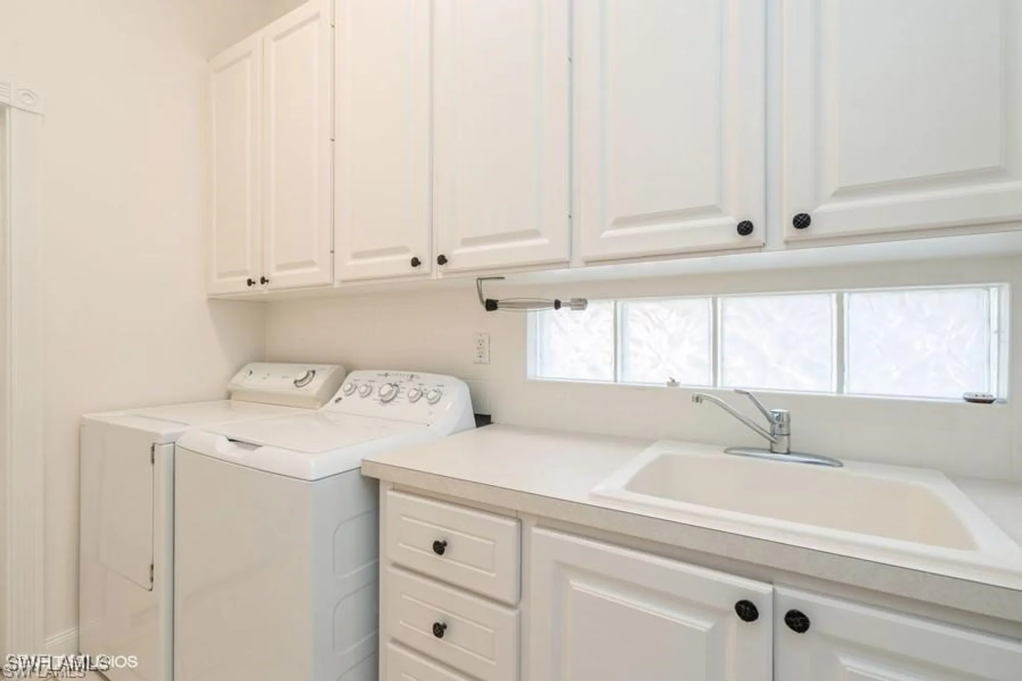 Property Slideshow image 11 of 16 | 4008 upolo ln, Naples, FL, 34119
