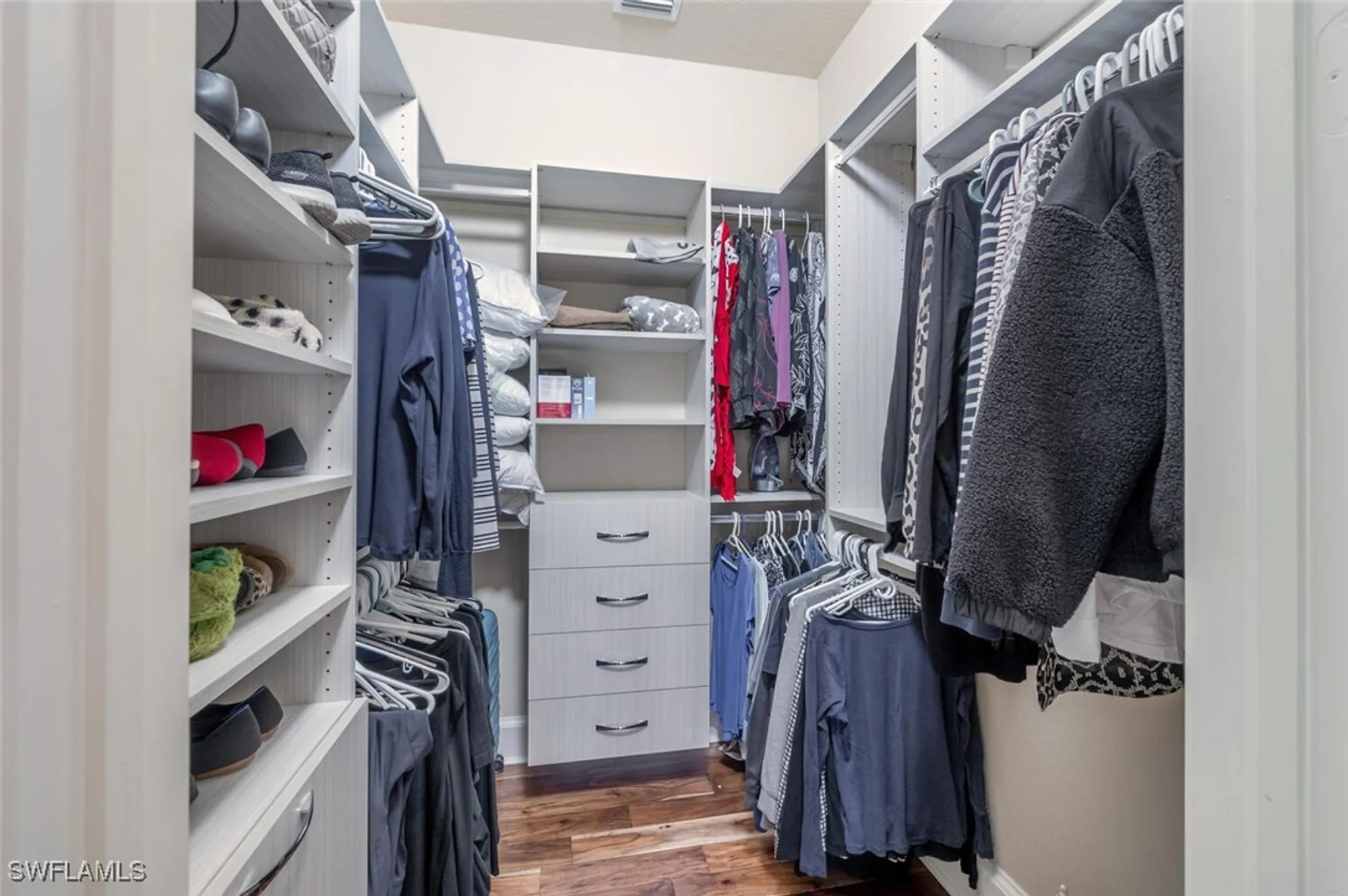 Property Slideshow image 27 of 50 | 3086 aviamar cir, Naples, FL, 34114