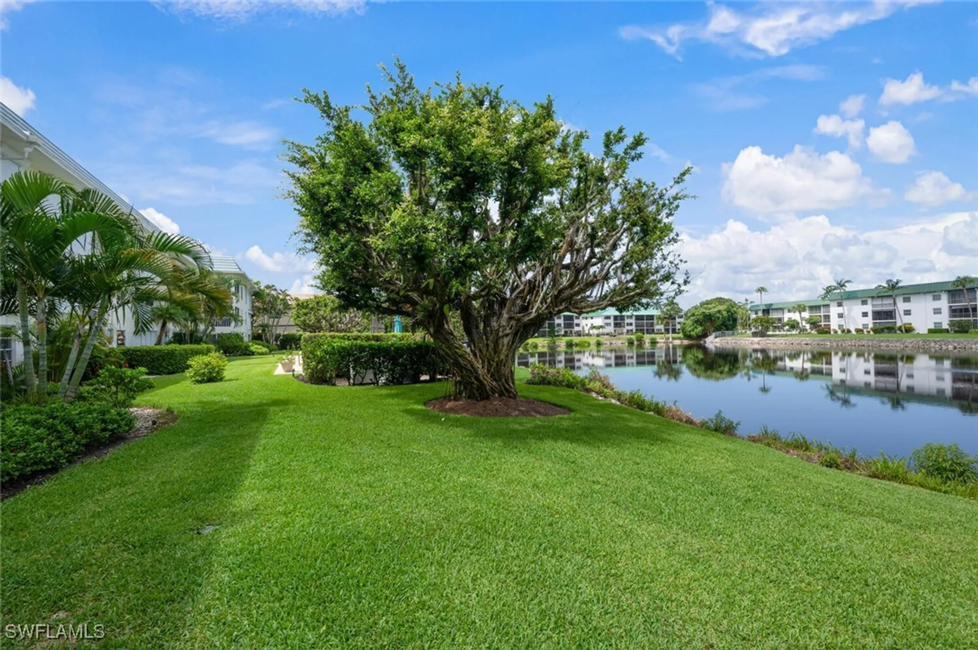 Property Slideshow image 26 of 31 | 3055 riviera dr apt 306, Naples, FL, 34103