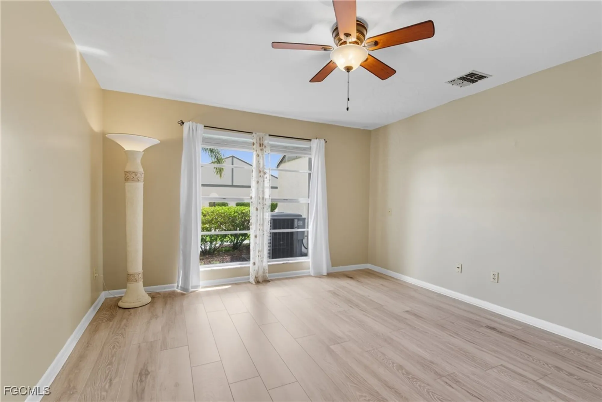 Property Slideshow image 16 of 43 | 9749 maplecrest cir, Lehigh Acres, FL, 33936