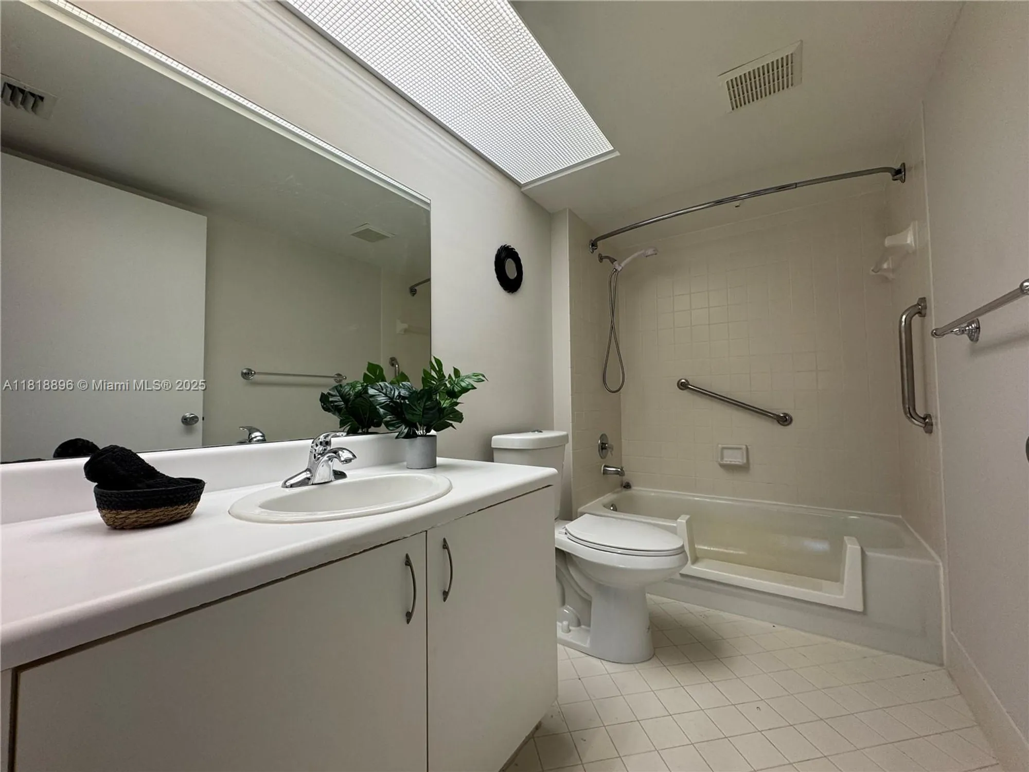 Property Slideshow image 8 of 29 | 800 sw 142nd ave 211n, Pembroke Pines, FL, 33027