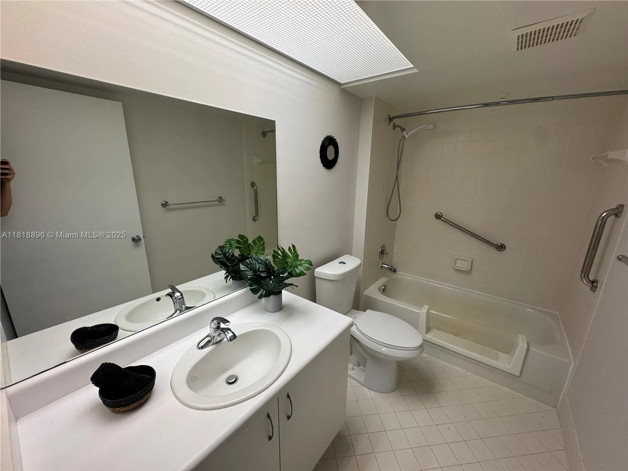 Property Slideshow image 9 of 29 | 800 sw 142nd ave 211n, Pembroke Pines, FL, 33027