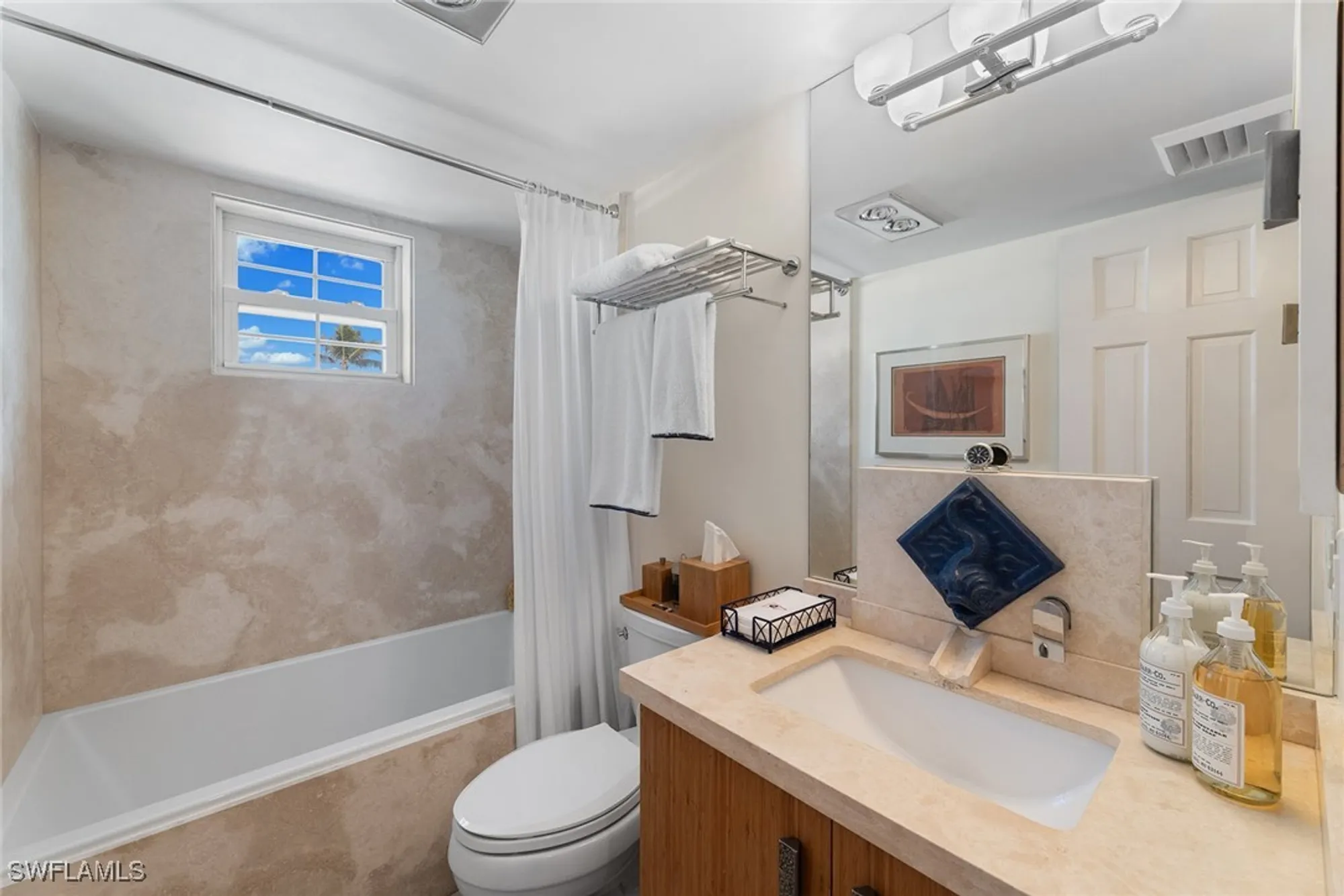Property Slideshow image 27 of 35 | 2401 gulf shore blvd 44, Naples, FL, 34103