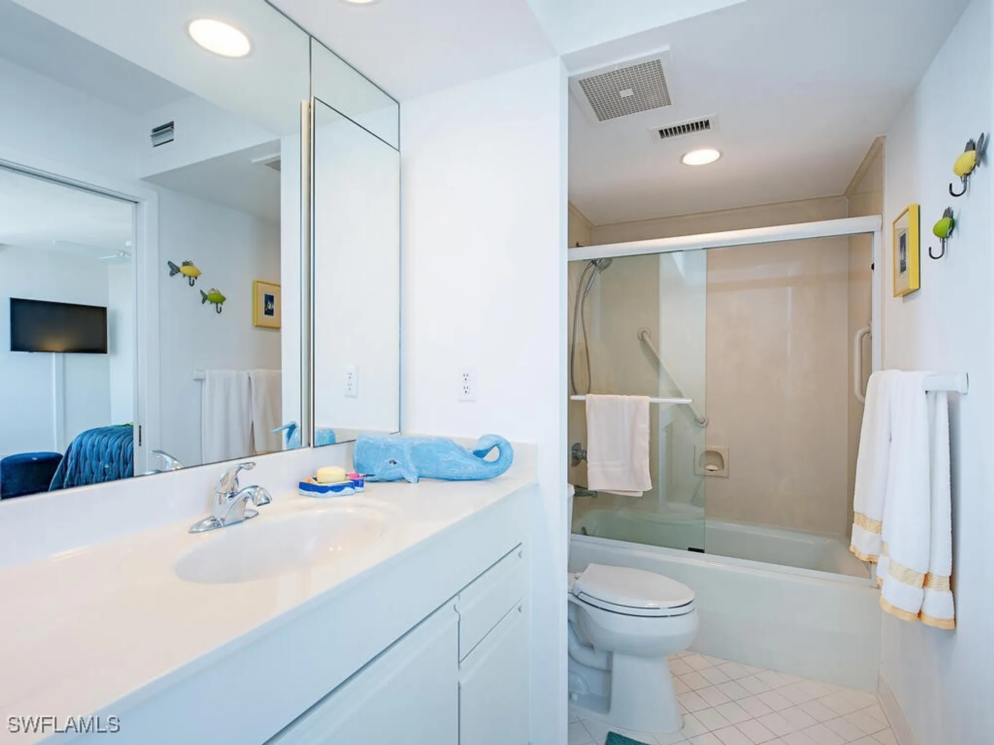 Property Slideshow image 12 of 17 | 5555 heron point dr 1602, Naples, FL, 34108