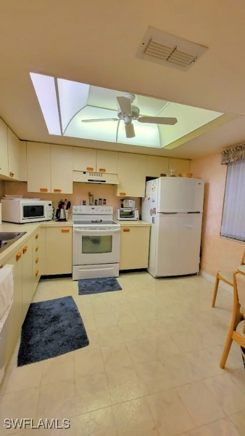 Property Slideshow image 11 of 18 | 11540 caravel cir 3028, Fort Myers, FL, 33908