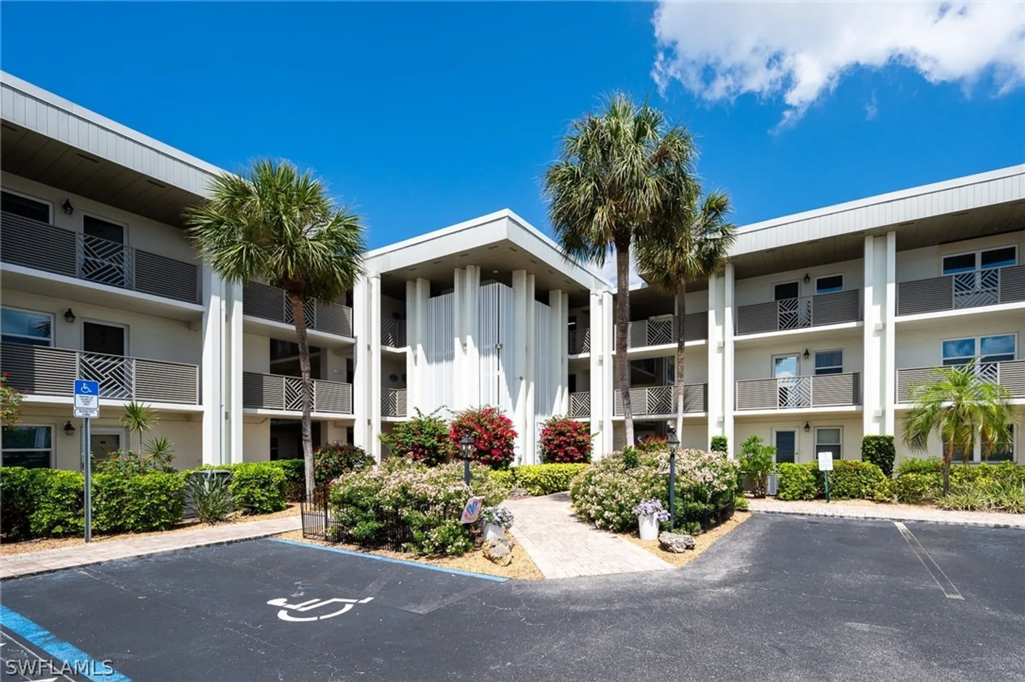 Property Slideshow image 1 of 11 | 6102 augusta dr 210, Fort Myers, FL, 33907