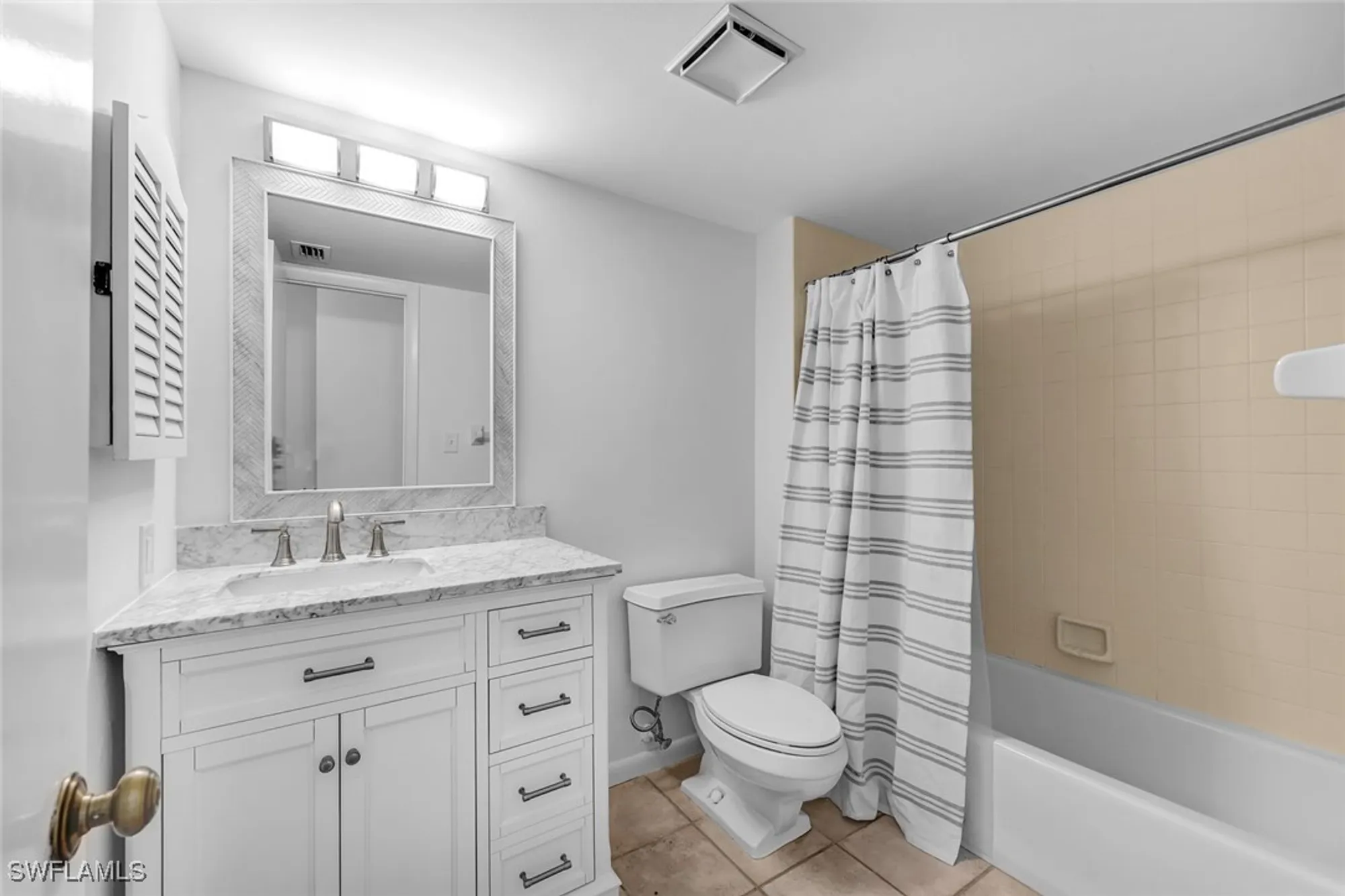 Property Slideshow image 11 of 17 | 3200 binnacle dr b4, Naples, FL, 34103