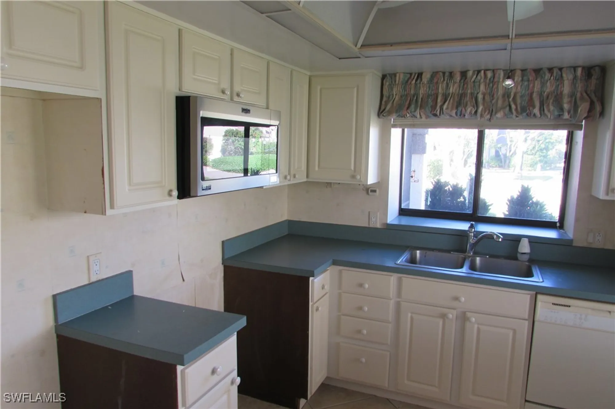 Property Slideshow image 14 of 30 | 1727 bent tree cir, Fort Myers, FL, 33907