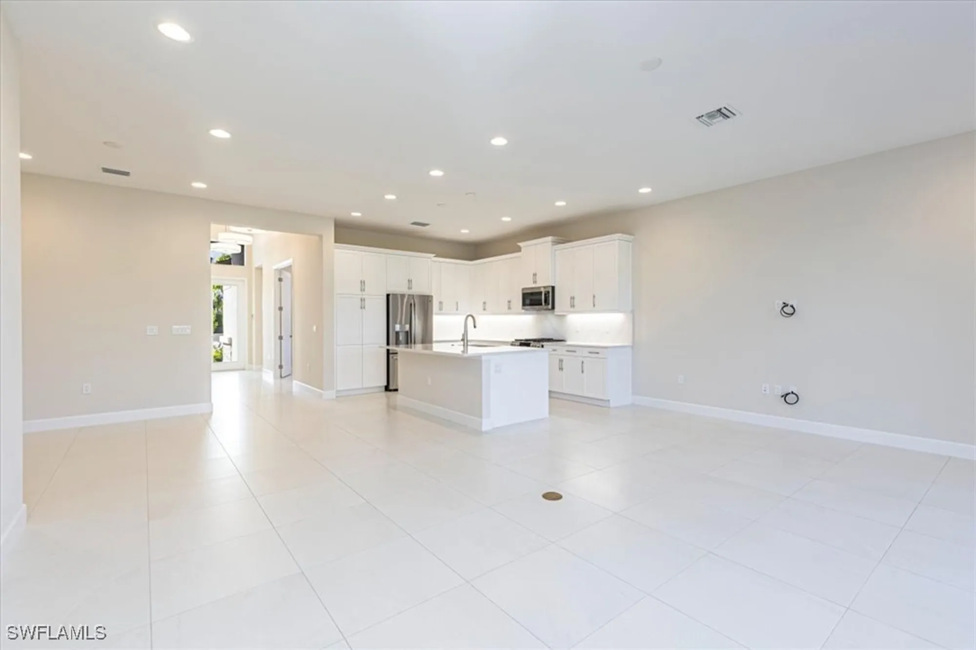 Property Slideshow image 11 of 30 | 2749 durham cir, Naples, FL, 34112