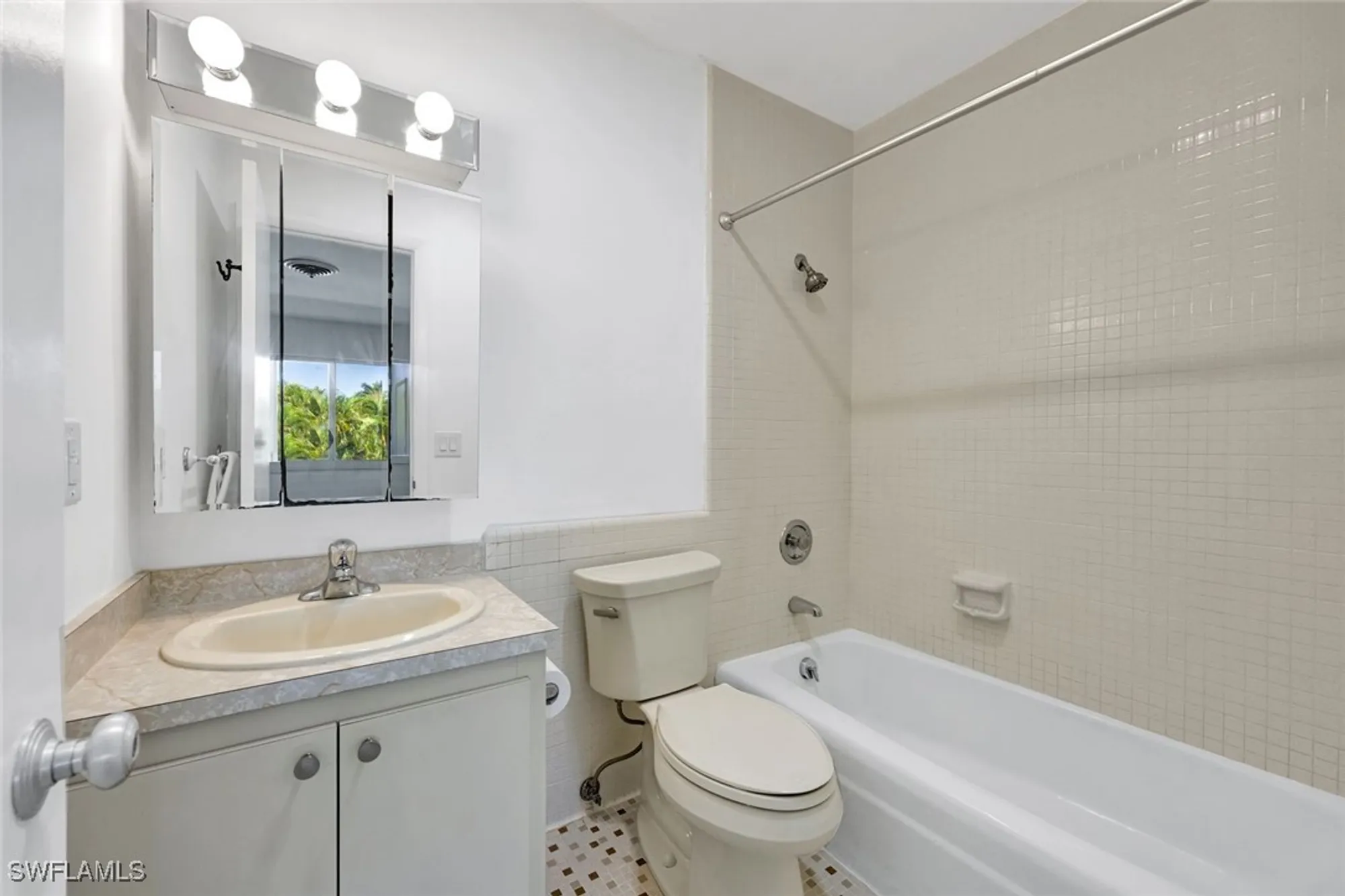 Property Slideshow image 13 of 26 | 820 ketch dr 7, Naples, FL, 34103