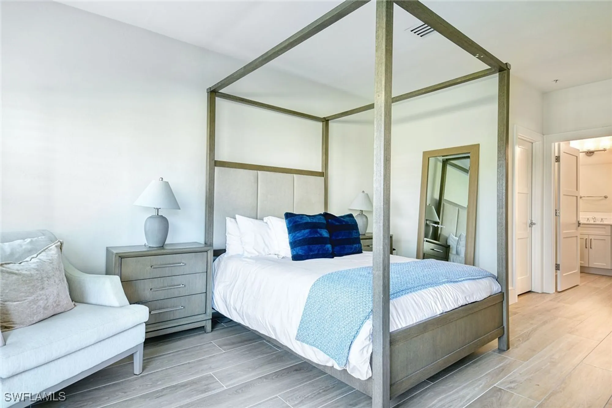 Property Slideshow image 11 of 25 | 220 vintage cir # b103, Naples, FL, 34119
