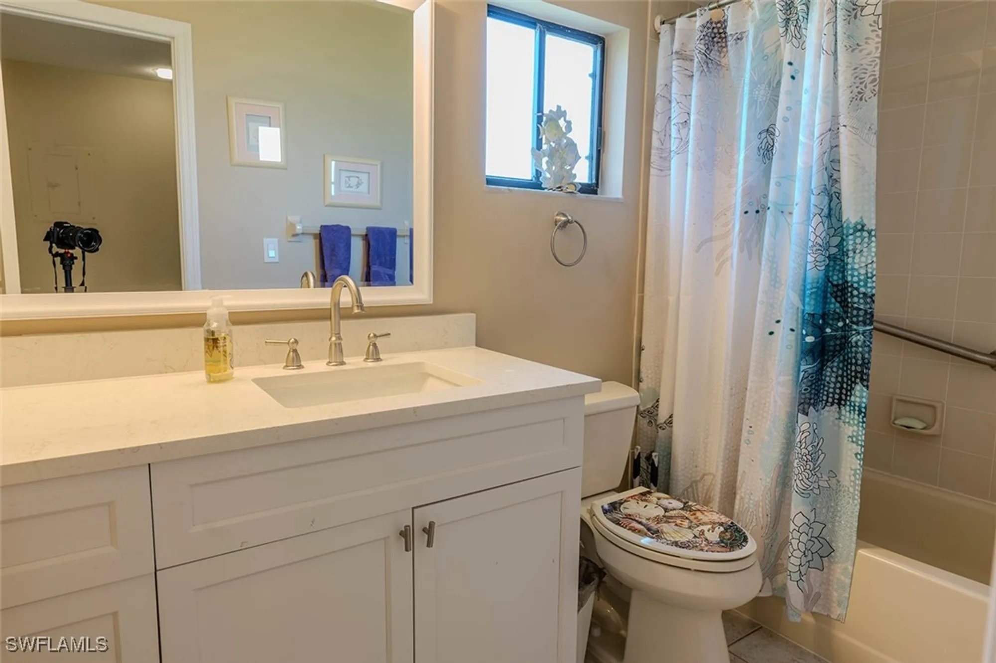 Property Slideshow image 21 of 33 | 11170 caravel cir 104, Fort Myers, FL, 33908