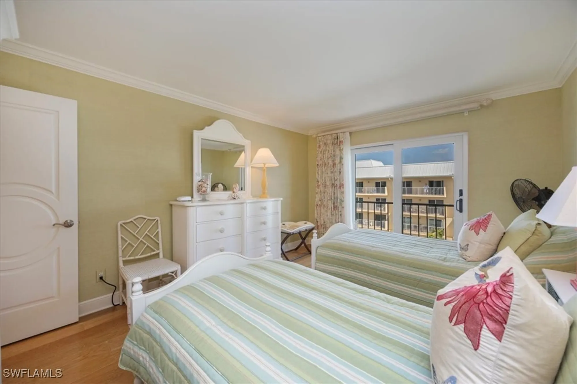Property Slideshow image 14 of 23 | 2900 gulf shore blvd 406, Naples, FL, 34103