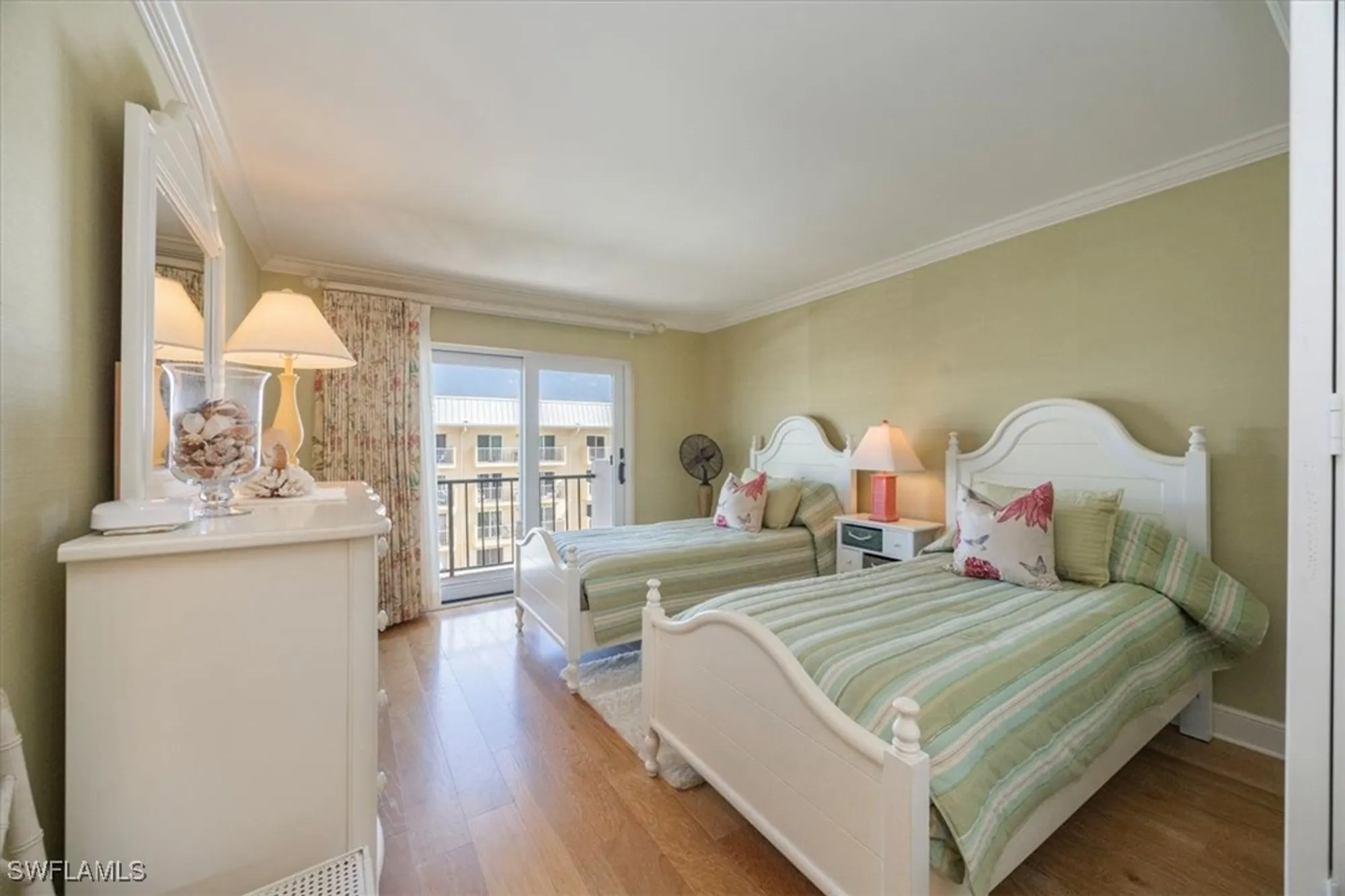 Property Slideshow image 13 of 23 | 2900 gulf shore blvd 406, Naples, FL, 34103