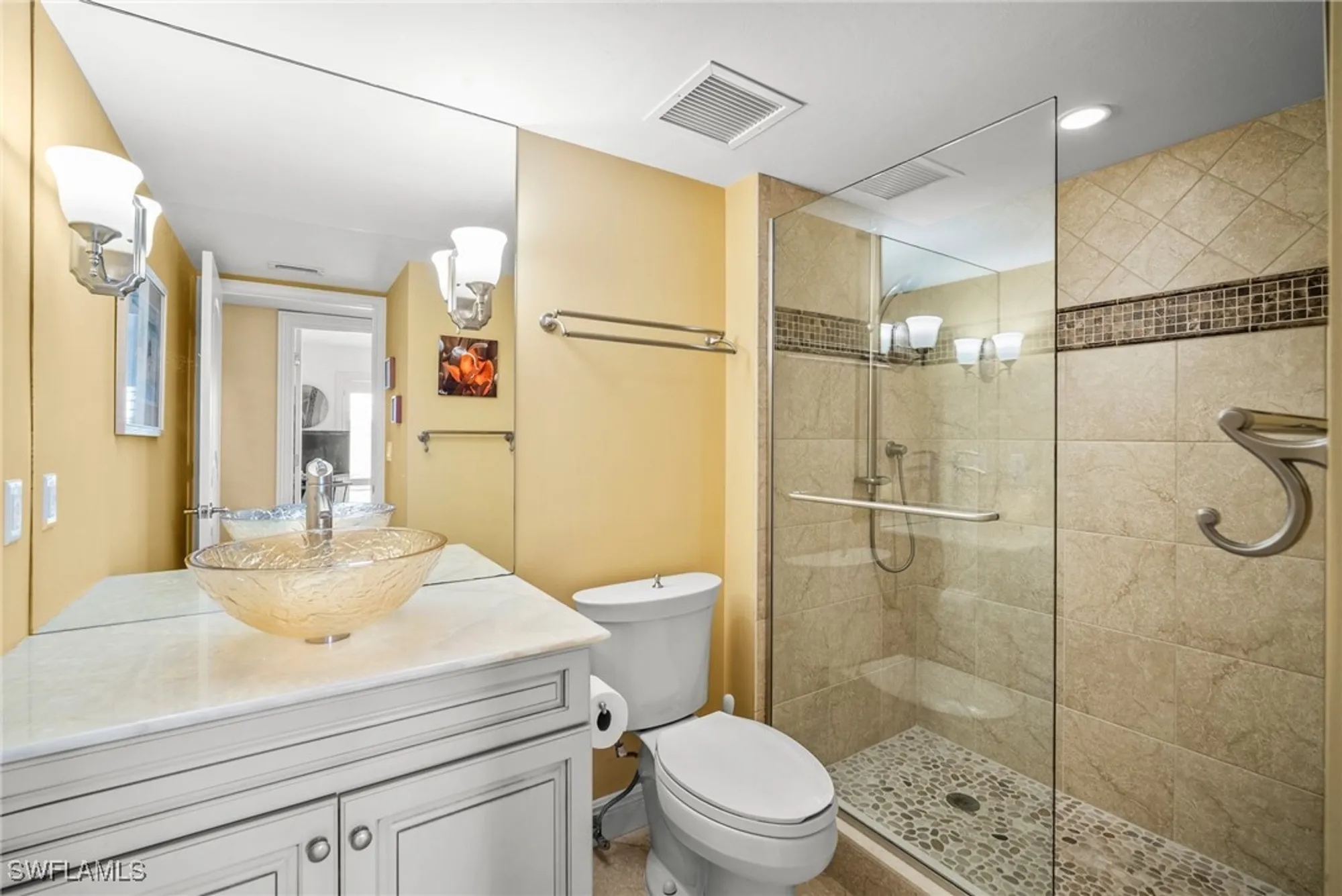 Property Slideshow image 11 of 37 | 2650 gulf shore blvd 701, Naples, FL, 34103