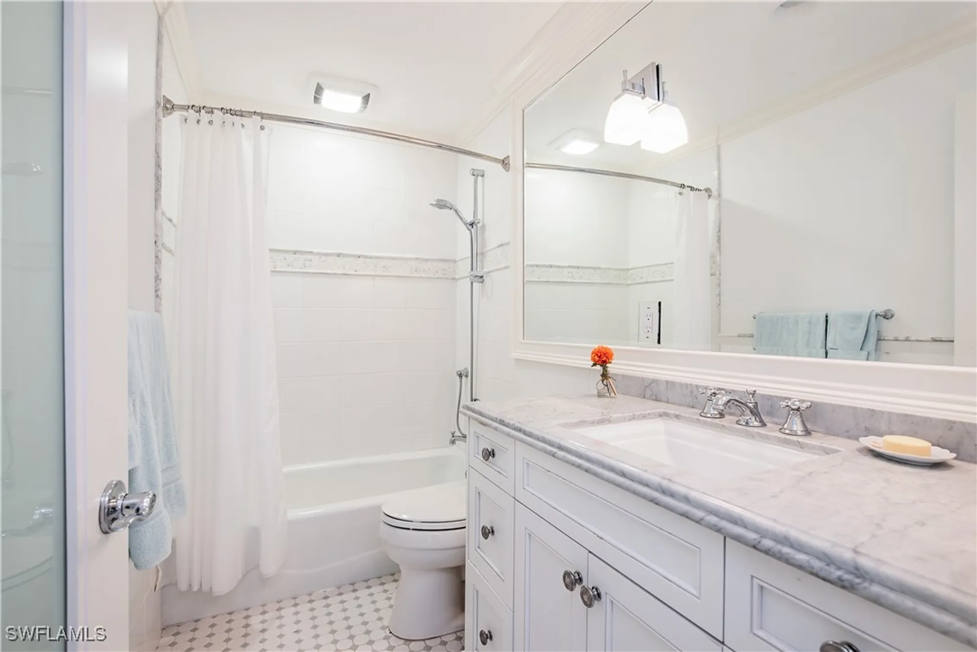 Property Slideshow image 11 of 16 | 1950 gulf shore blvd 309, Naples, FL, 34102