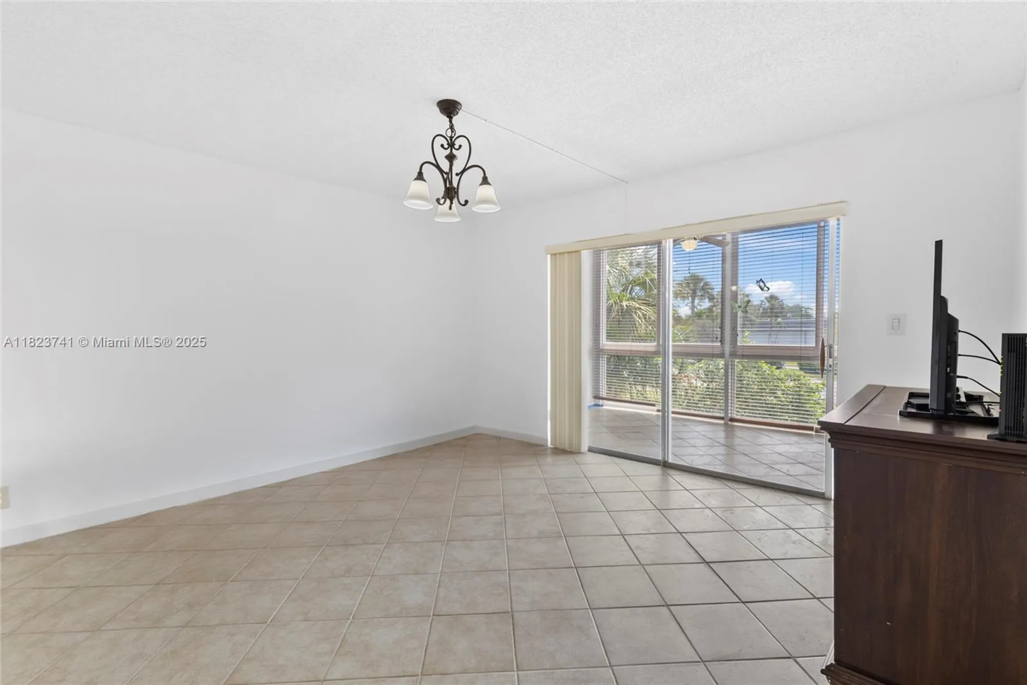 Property Slideshow image 5 of 22 | 7887 golf circle dr 203, Margate, FL, 33063