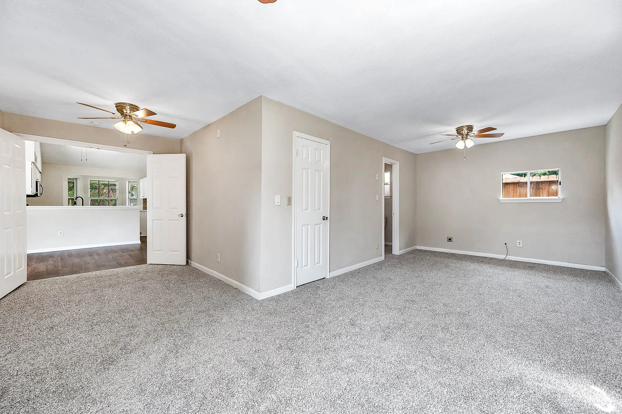 Property Slideshow image 15 of 31 | 915 w primrose meadows cir, Pearland, TX, 77584