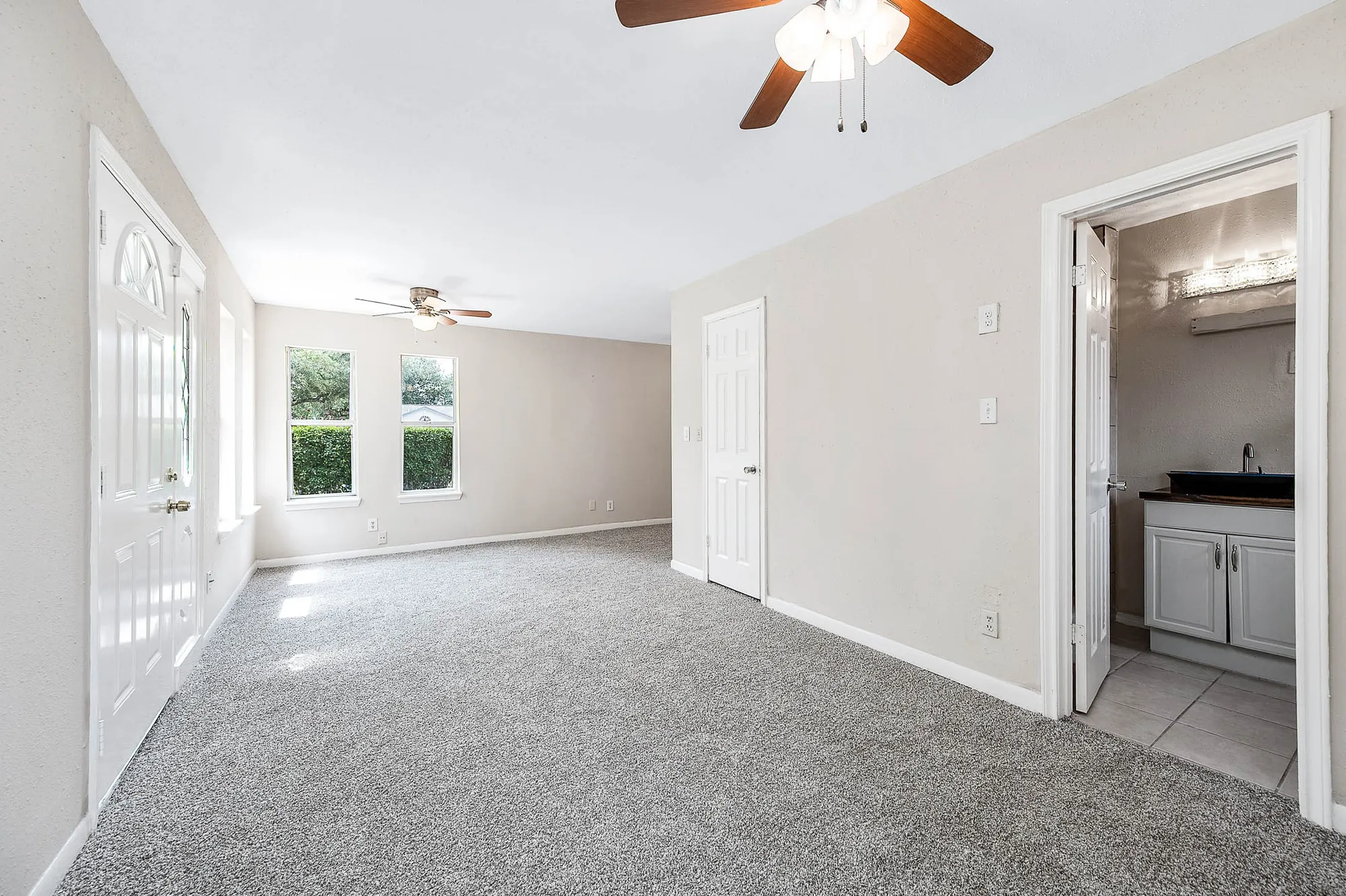 Property Slideshow image 16 of 31 | 915 w primrose meadows cir, Pearland, TX, 77584