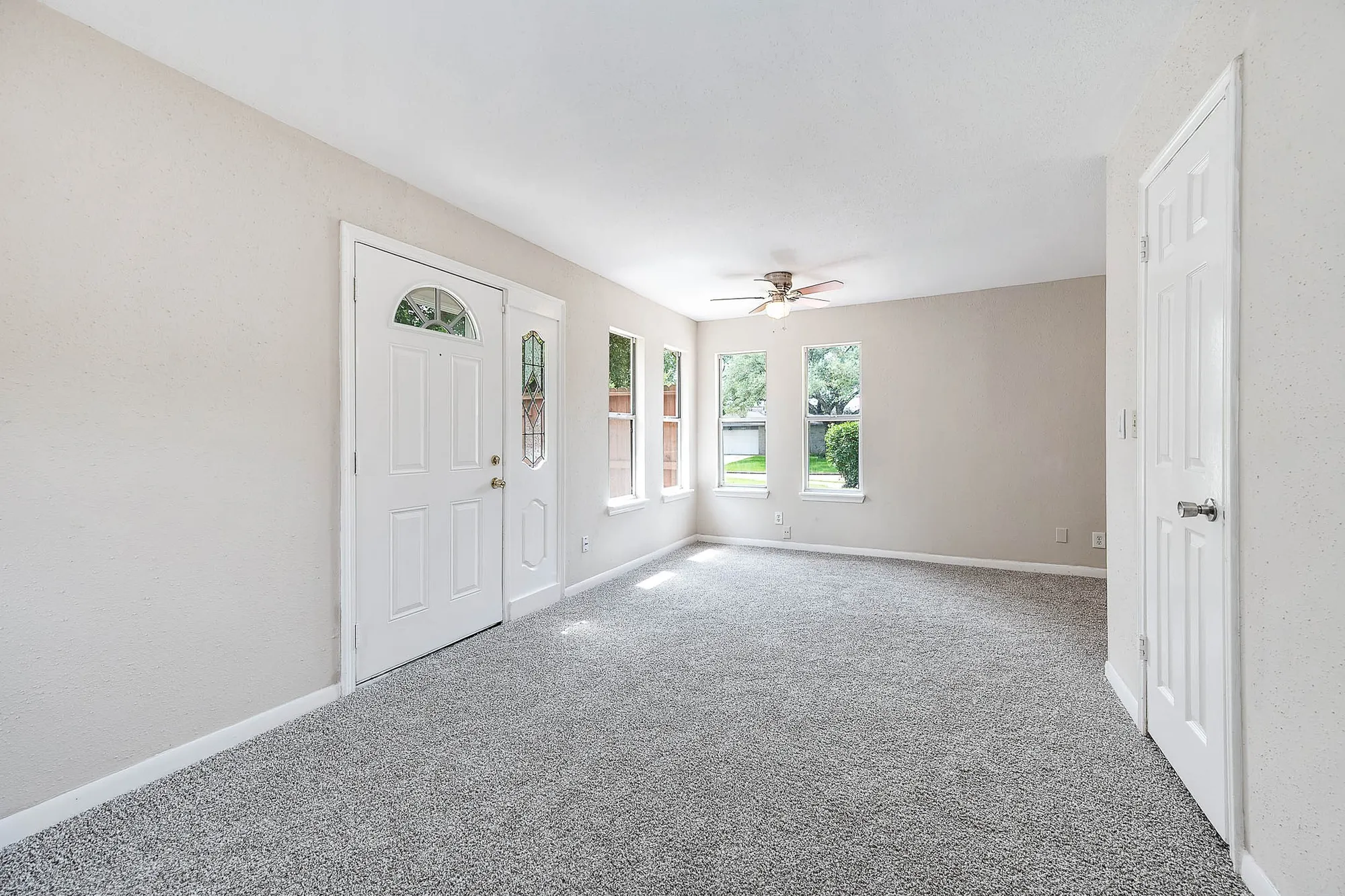 Property Slideshow image 19 of 31 | 915 w primrose meadows cir, Pearland, TX, 77584