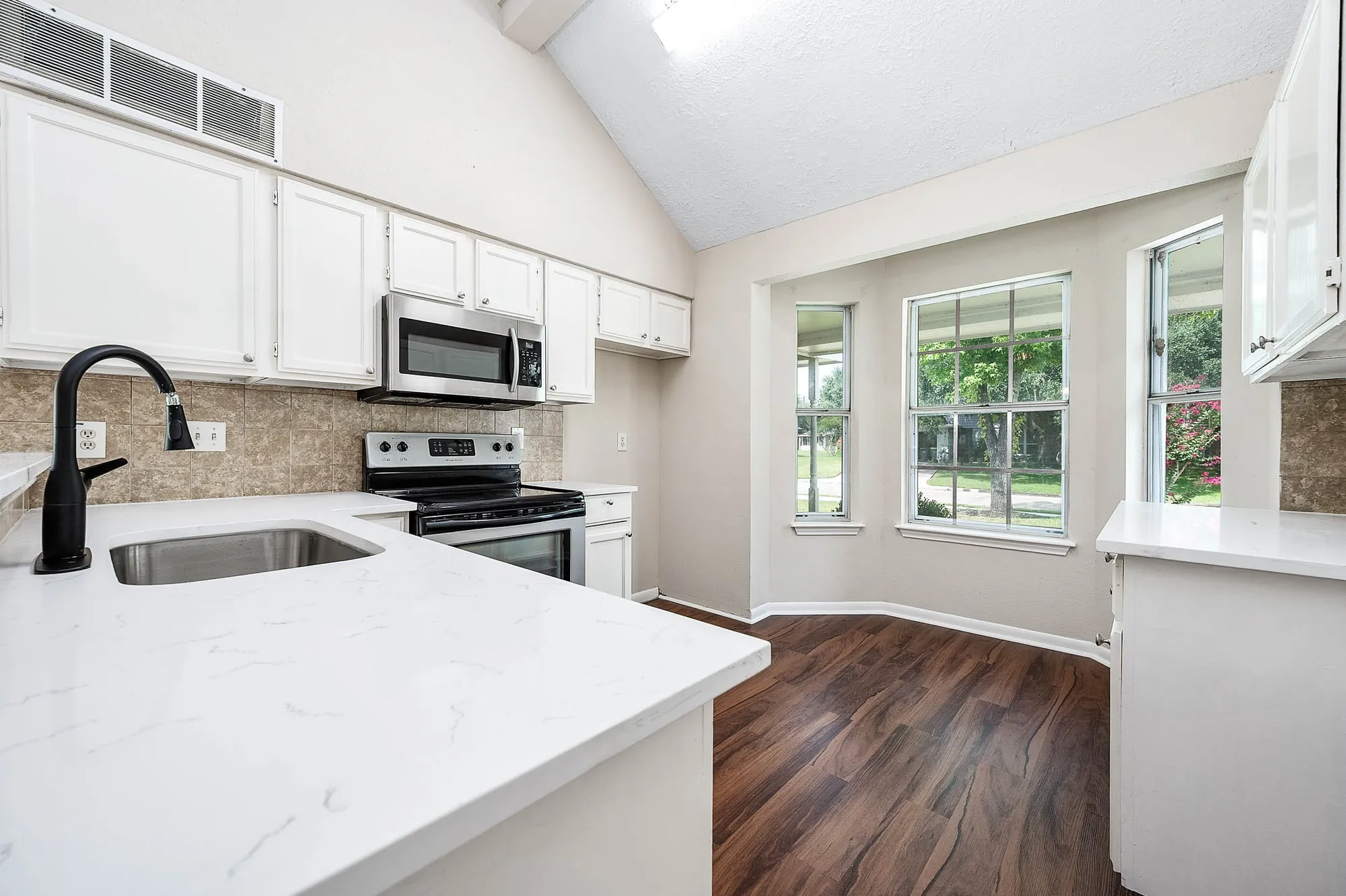 Property Slideshow image 11 of 31 | 915 w primrose meadows cir, Pearland, TX, 77584