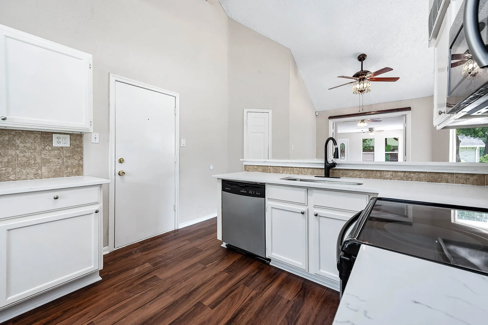 Property Slideshow image 13 of 31 | 915 w primrose meadows cir, Pearland, TX, 77584