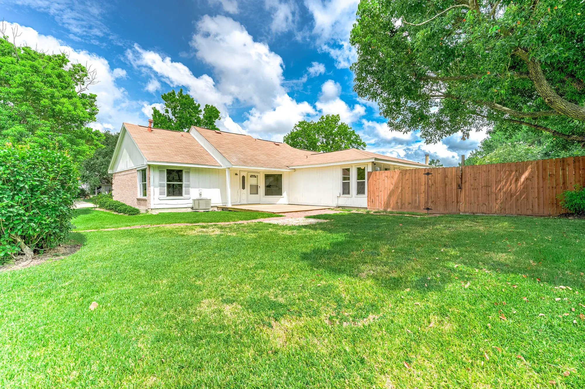 Property Slideshow image 25 of 31 | 915 w primrose meadows cir, Pearland, TX, 77584