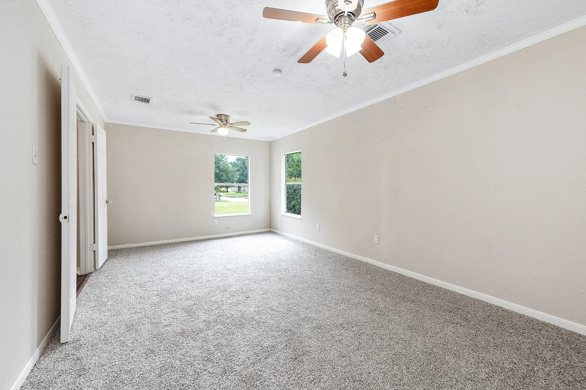 Property Slideshow image 21 of 31 | 915 w primrose meadows cir, Pearland, TX, 77584