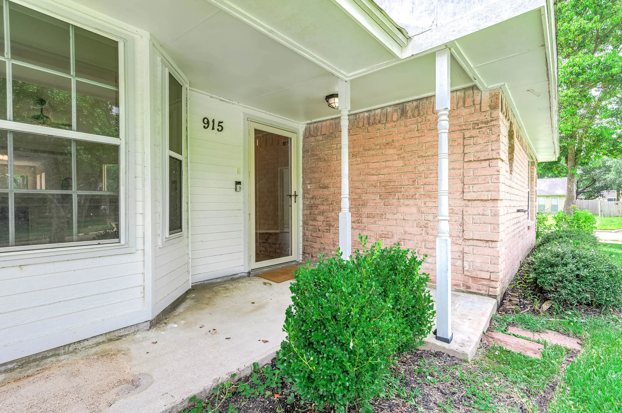 Property Slideshow image 4 of 31 | 915 w primrose meadows cir, Pearland, TX, 77584