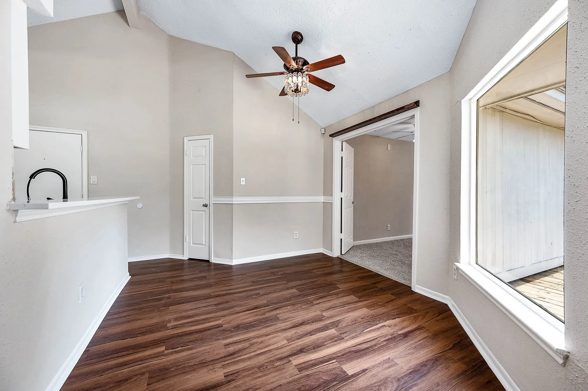 Property Slideshow image 9 of 31 | 915 w primrose meadows cir, Pearland, TX, 77584