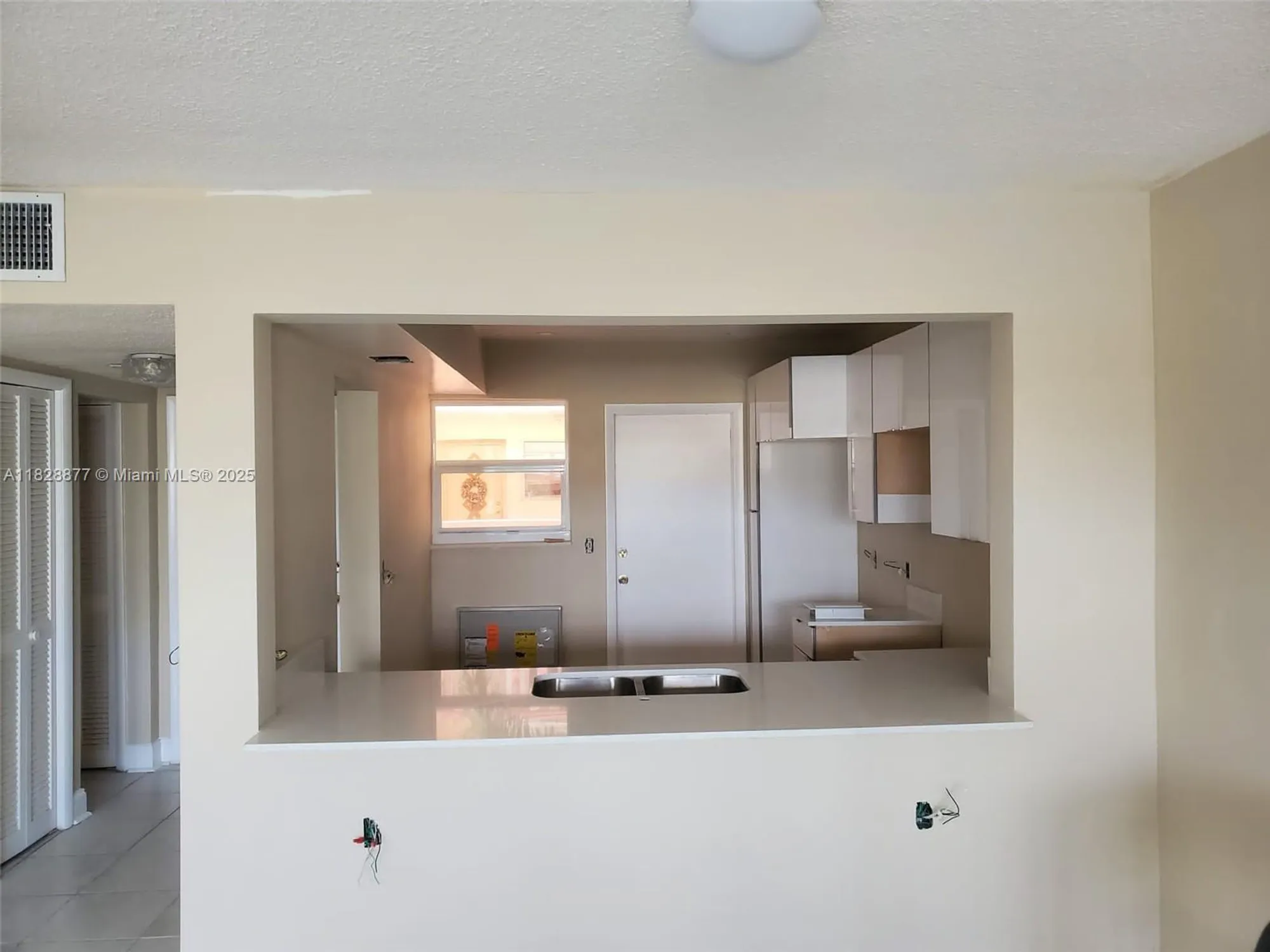 Property Slideshow image 7 of 12 | 215 se 3rd ave 302d, Hallandale Beach, FL, 33009