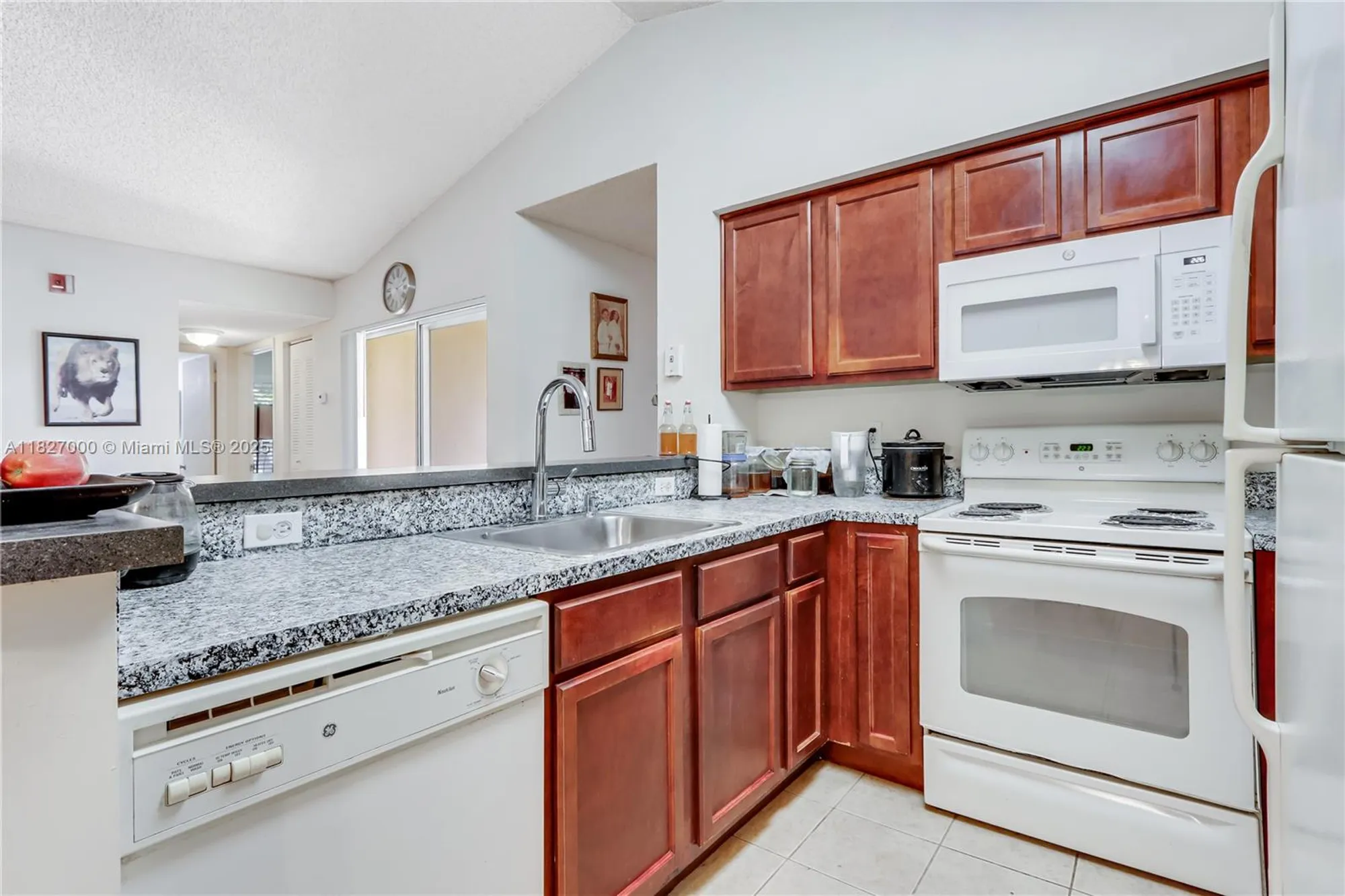 Property Slideshow image 14 of 23 | 7680 westwood dr 823, Tamarac, FL, 33321