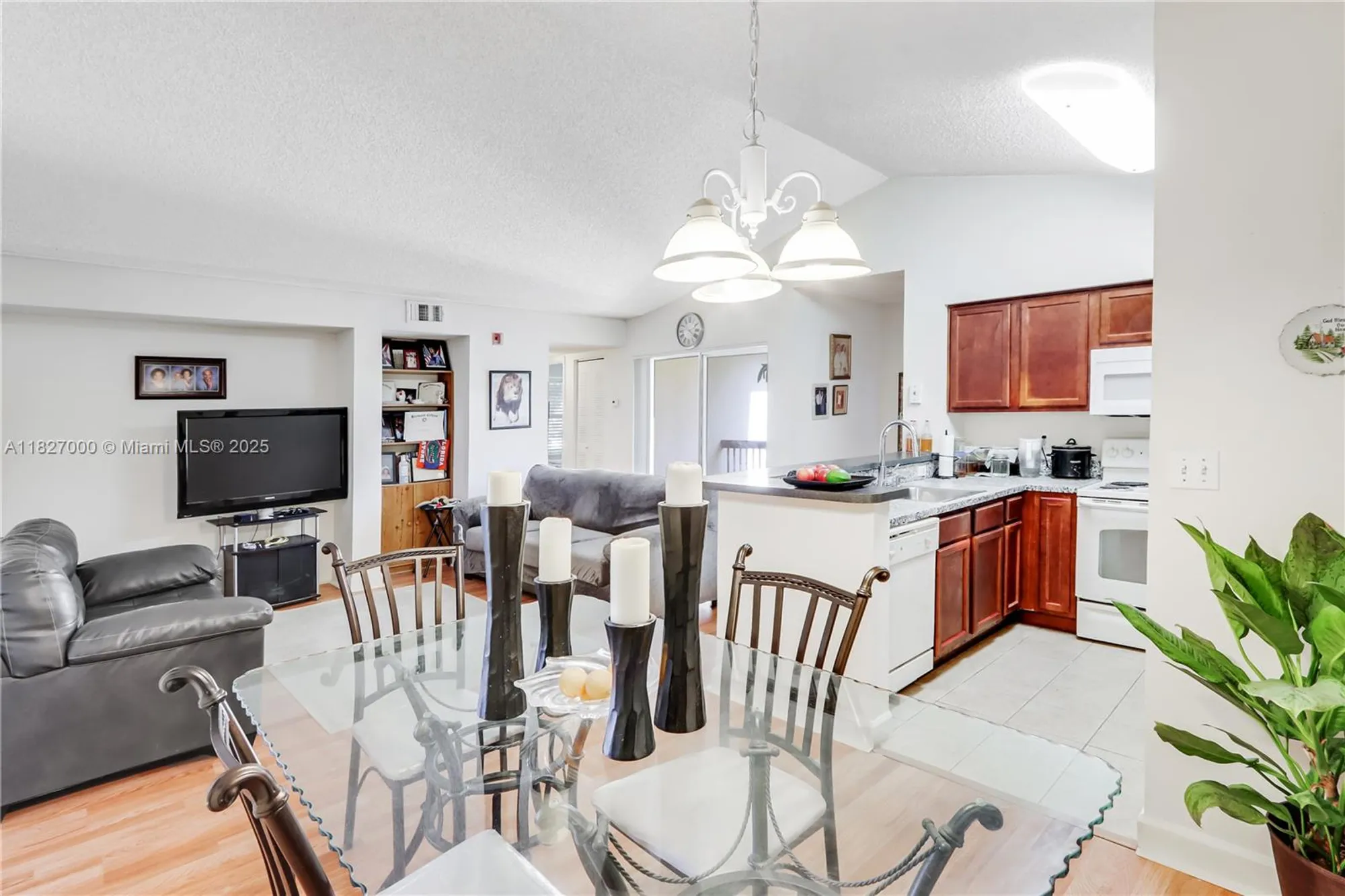 Property Slideshow image 12 of 23 | 7680 westwood dr 823, Tamarac, FL, 33321