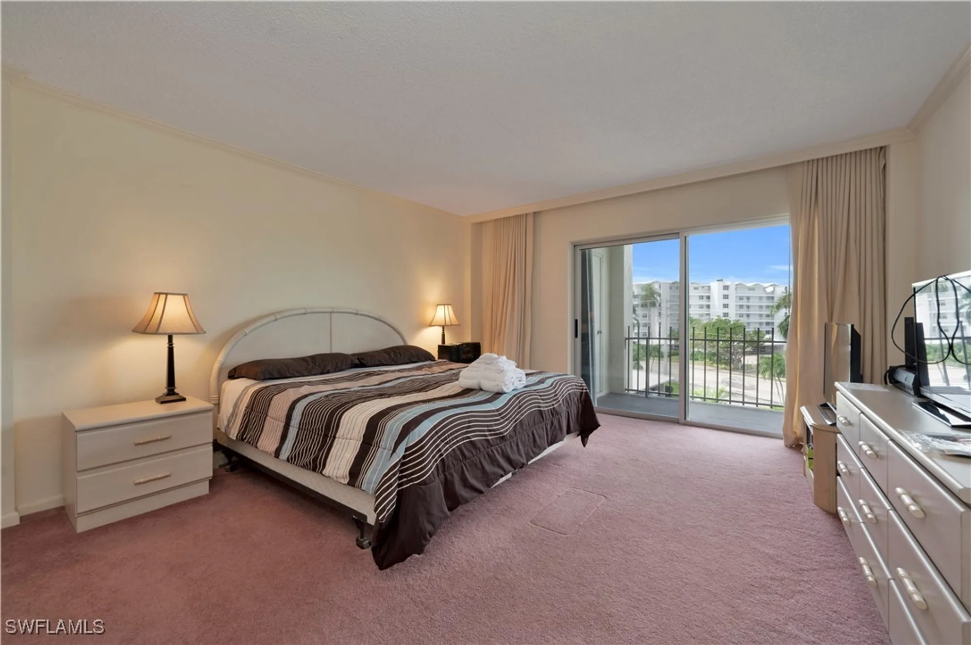 Property Slideshow image 5 of 13 | 2150 gulf shore blvd 411, Naples, FL, 34102