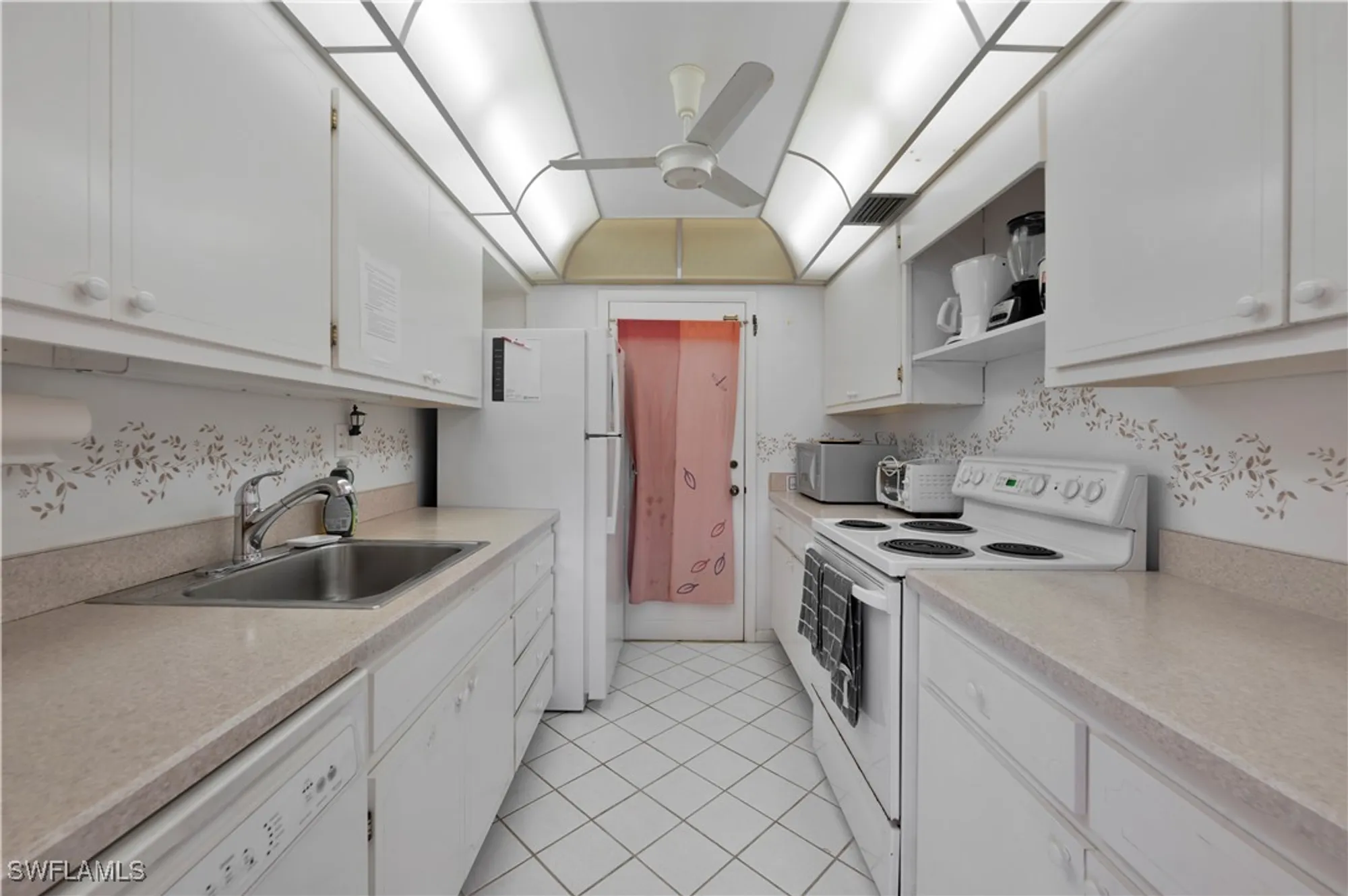 Property Slideshow image 8 of 13 | 2150 gulf shore blvd 411, Naples, FL, 34102