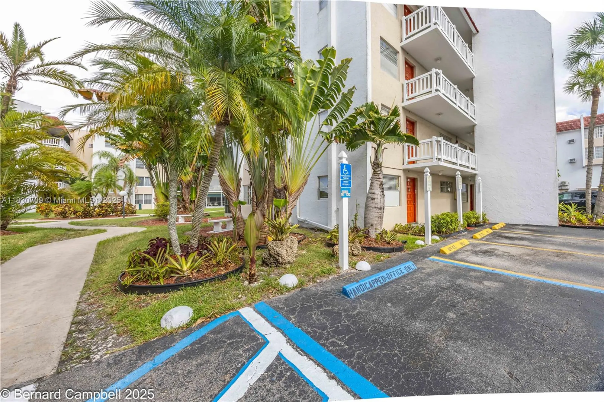 Property Slideshow image 12 of 17 | 3531 inverrary dr 101, Lauderhill, FL, 33319