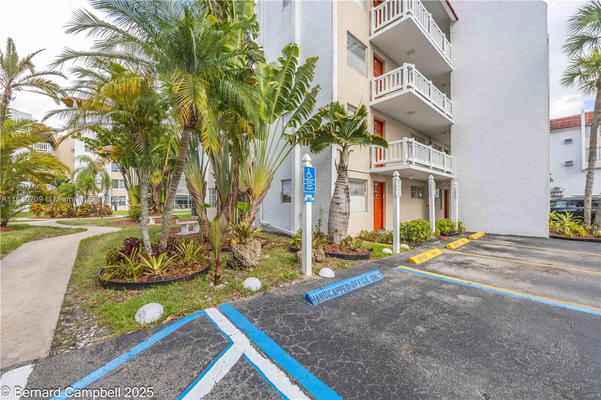 Property Slideshow image 3 of 17 | 3531 inverrary dr 101, Lauderhill, FL, 33319