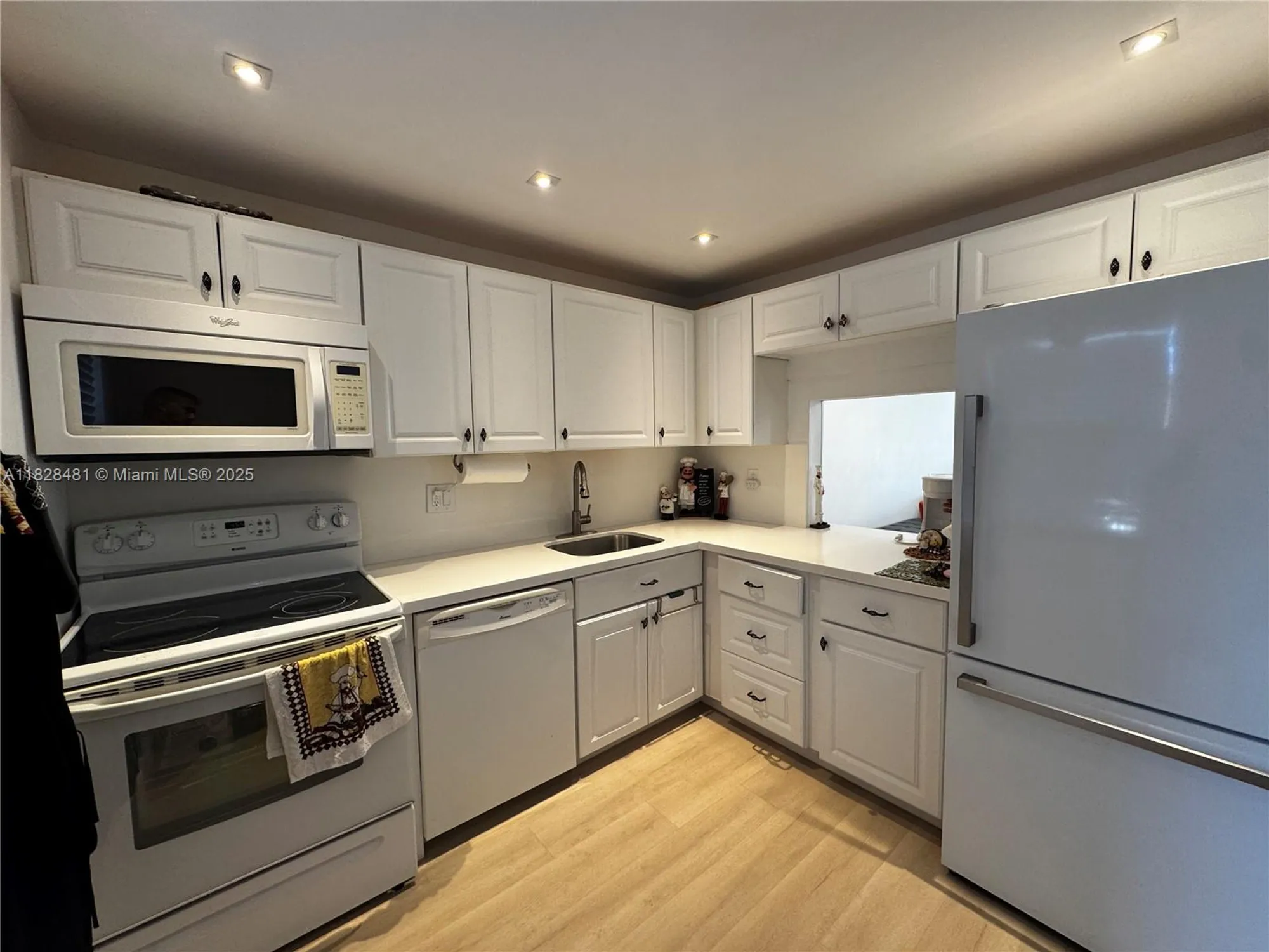 Property Slideshow image 3 of 35 | 19 abbey ln 108, Delray Beach, FL, 33446