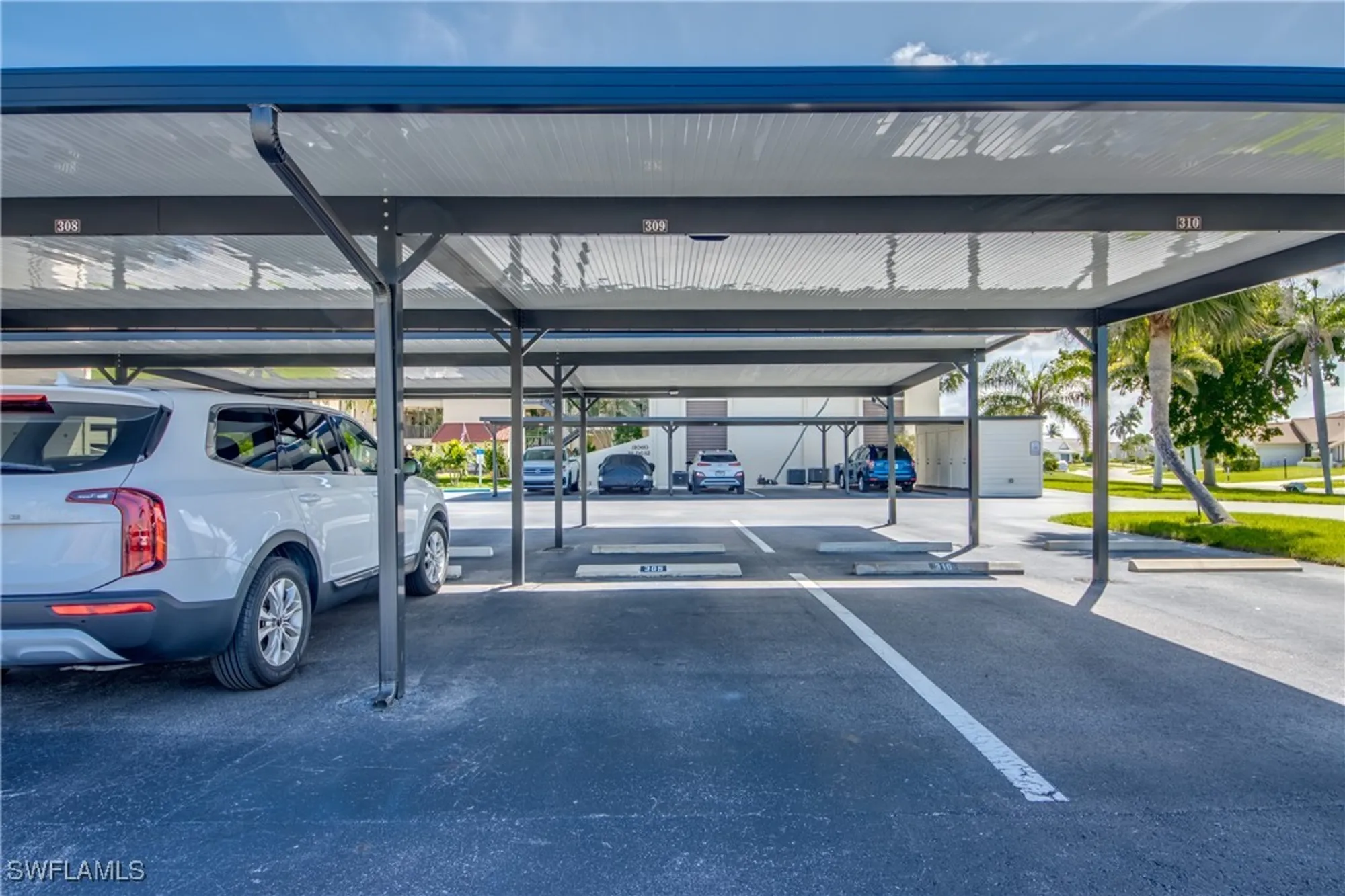 Property Slideshow image 17 of 24 | 11060 caravel cir 309, Fort Myers, FL, 33908