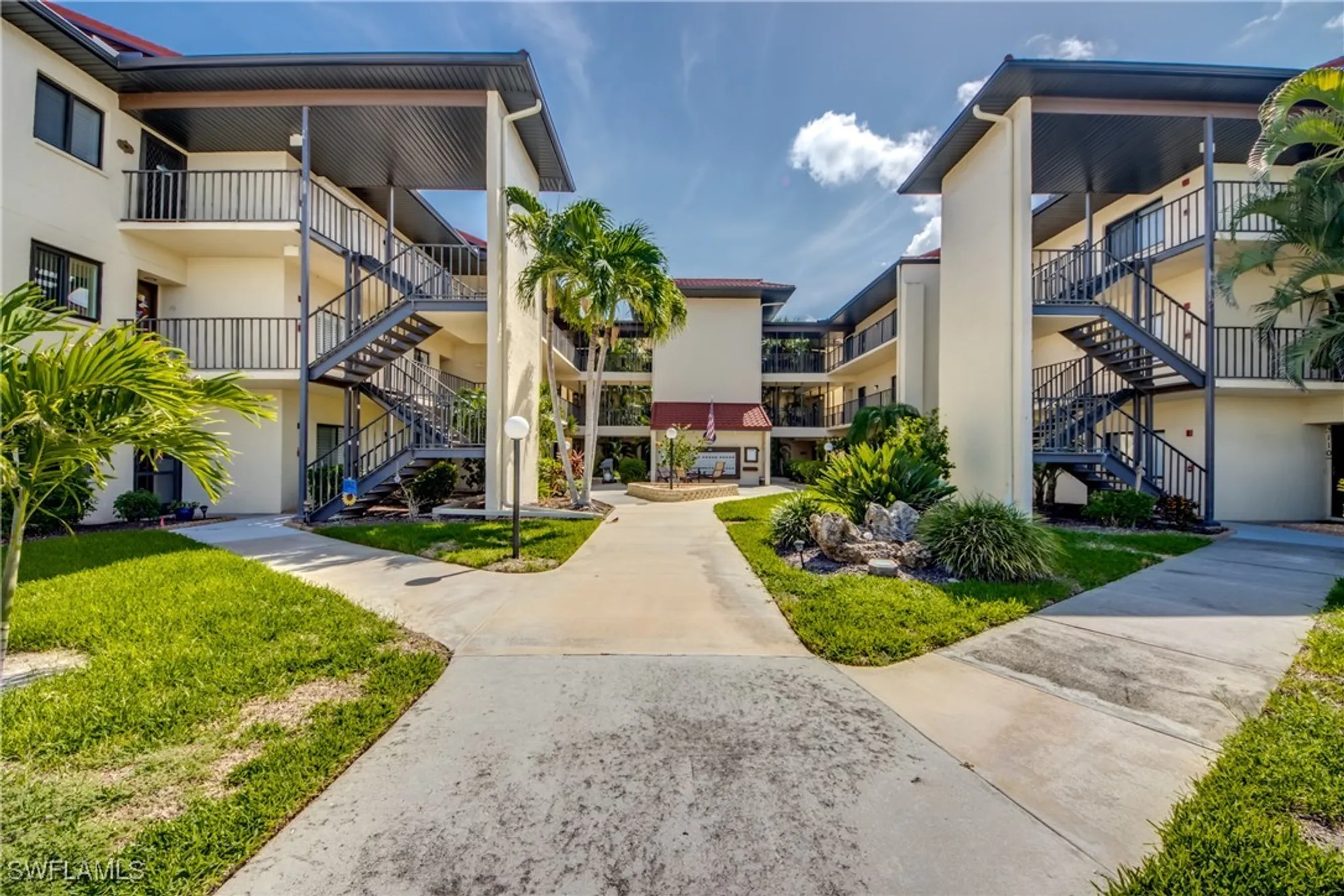 Property Slideshow image 4 of 24 | 11060 caravel cir 309, Fort Myers, FL, 33908
