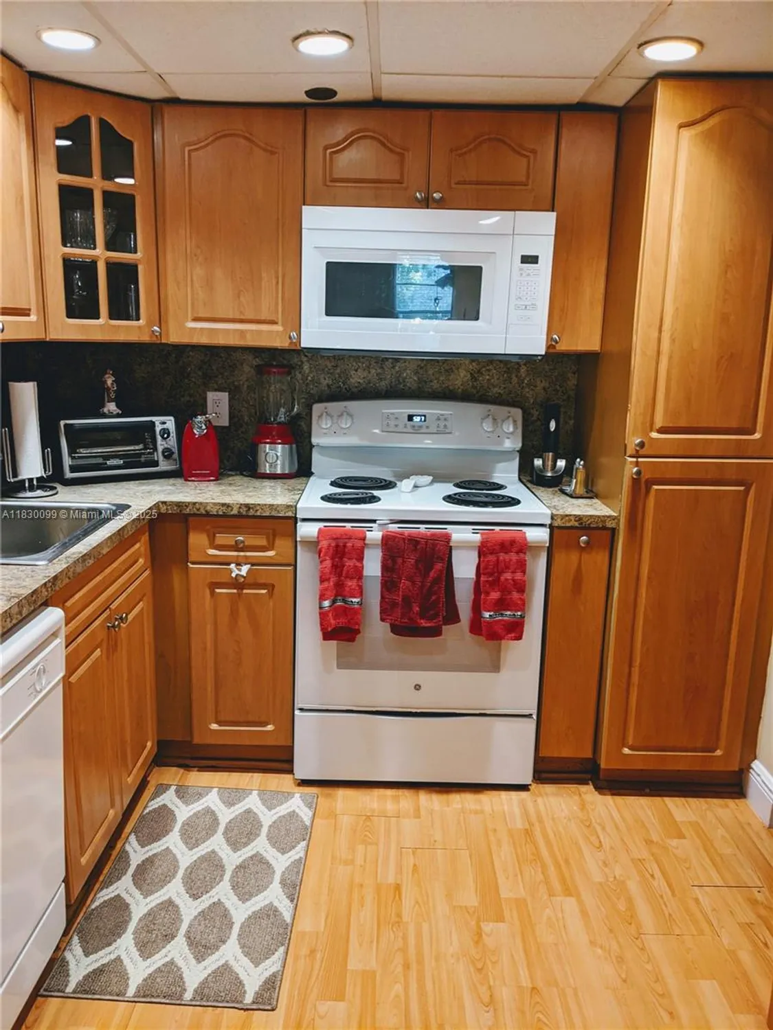 Property Slideshow image 6 of 10 | 900 saint charles pl l6, Pembroke Pines, FL, 33026