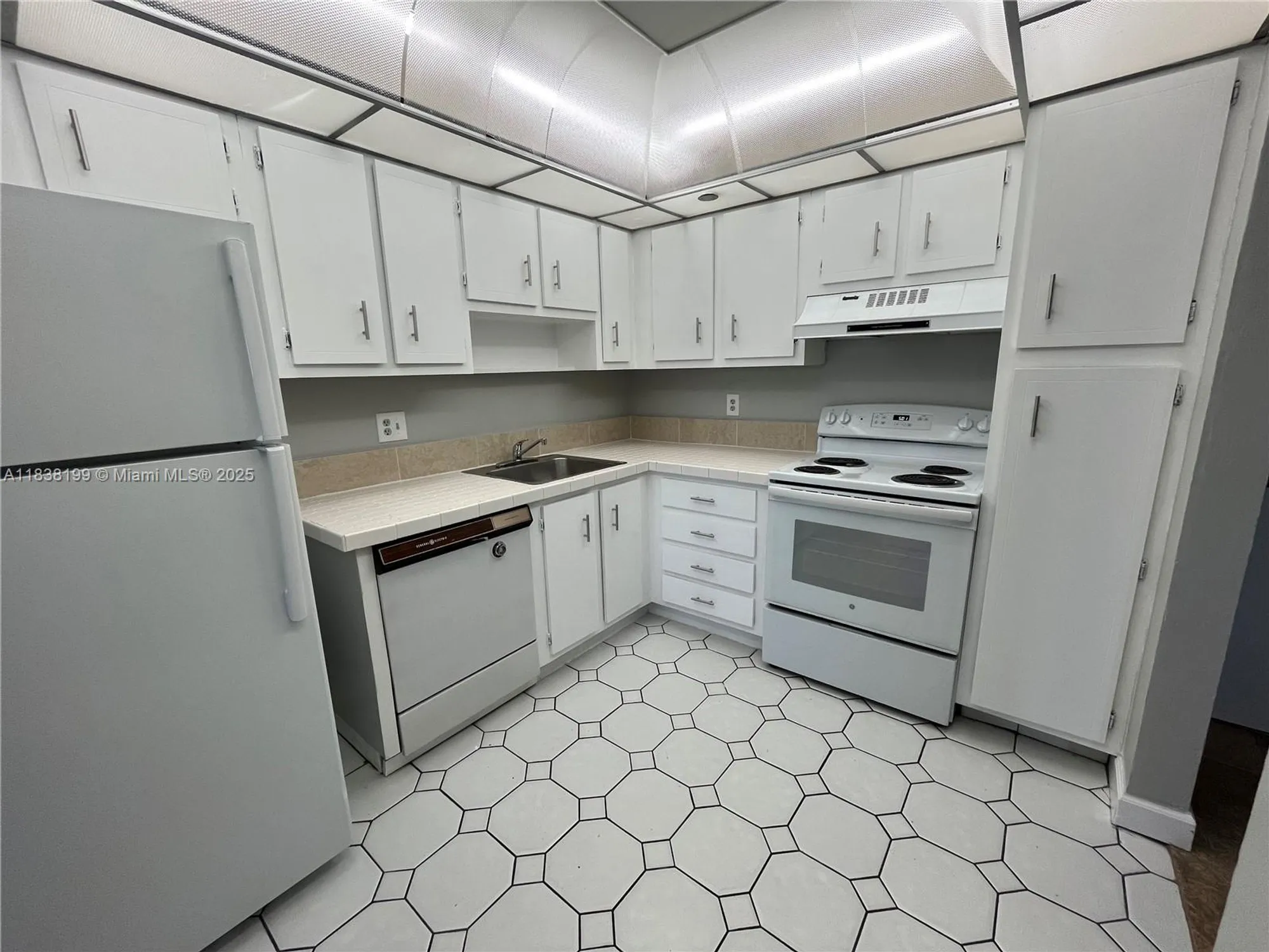 Property Slideshow image 4 of 31 | 1300 saint charles pl 613, Pembroke Pines, FL, 33026