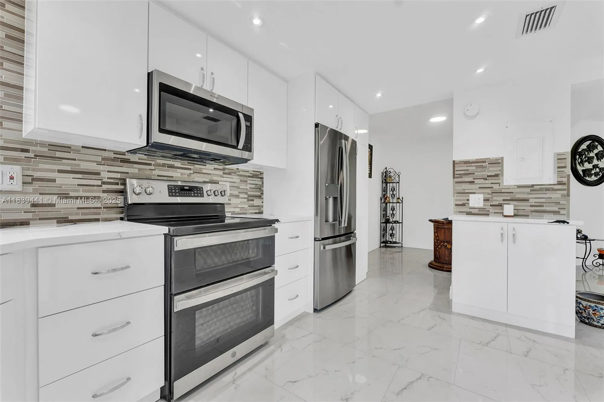 Property Slideshow image 1 of 60 | 3661 via poinciana apt 206, Lake Worth, FL, 33467