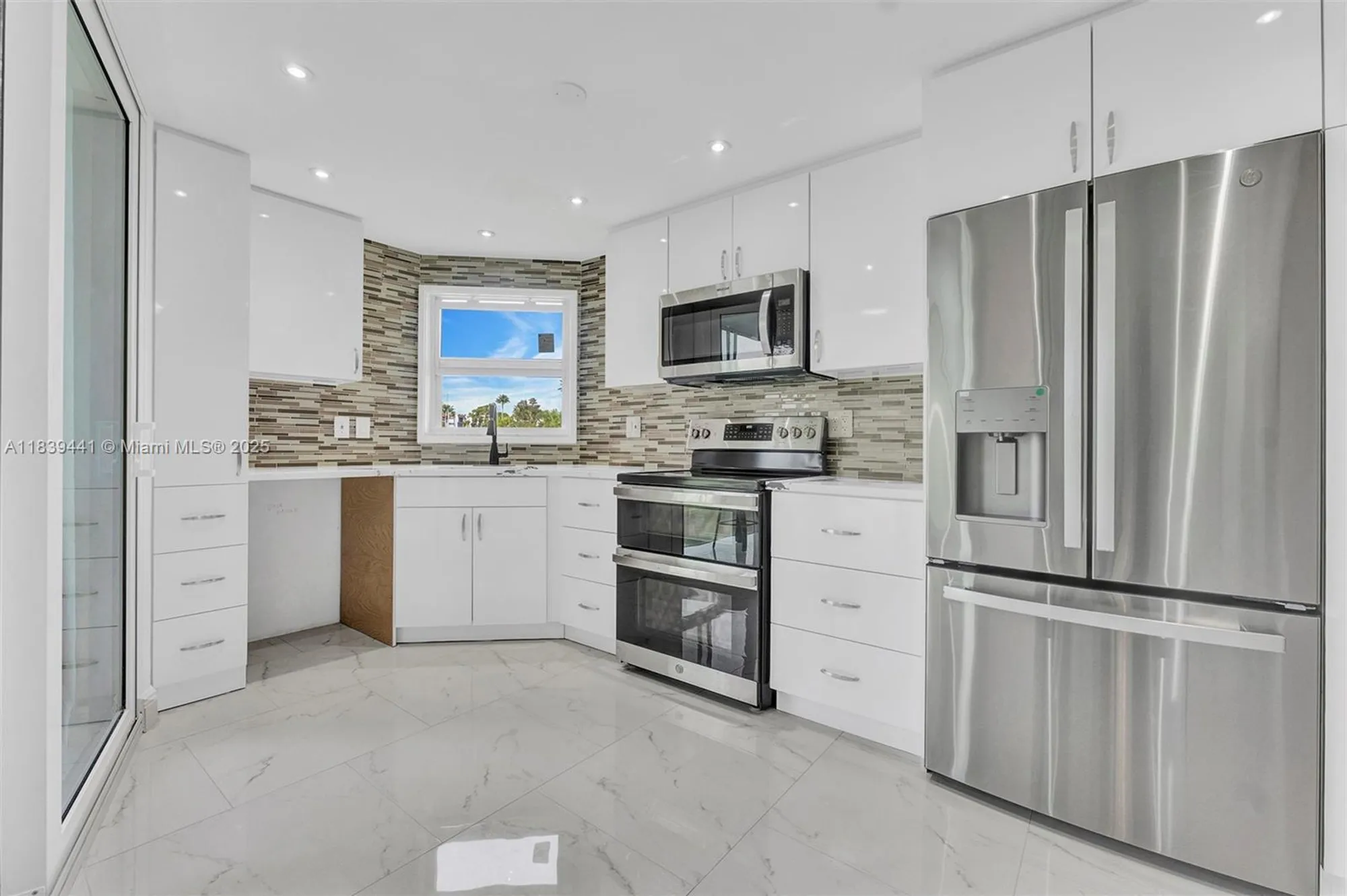 Property Slideshow image 3 of 60 | 3661 via poinciana apt 206, Lake Worth, FL, 33467