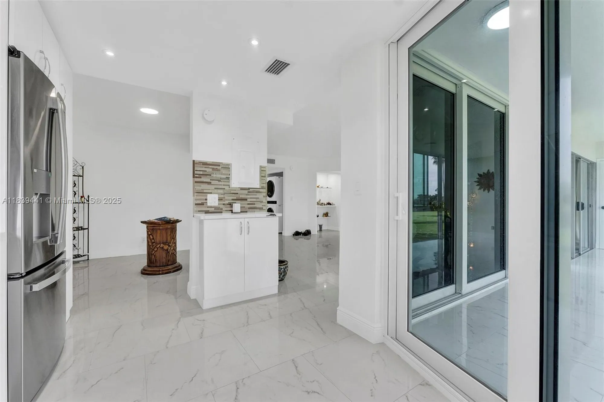 Property Slideshow image 4 of 60 | 3661 via poinciana apt 206, Lake Worth, FL, 33467