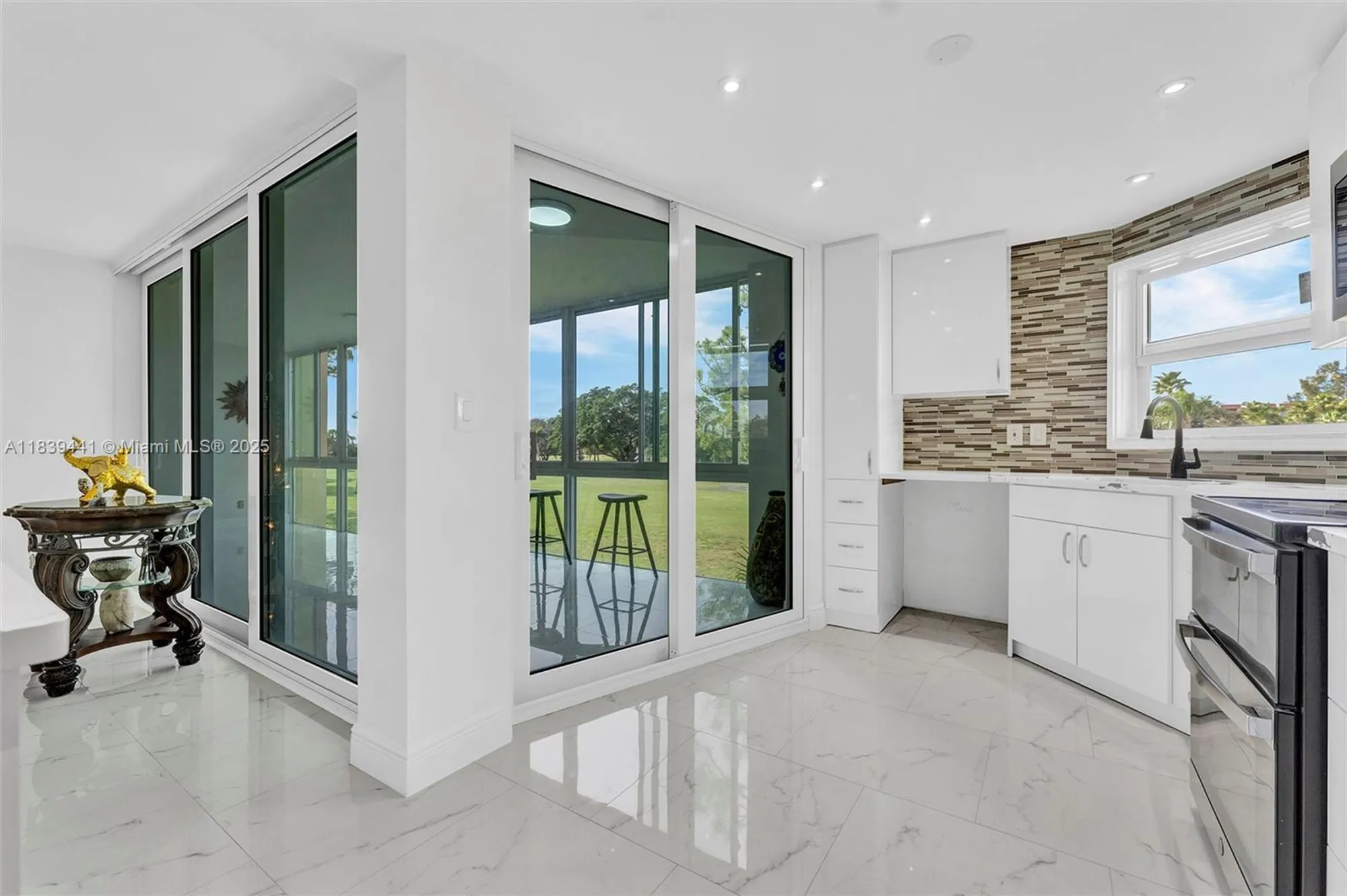 Property Slideshow image 5 of 60 | 3661 via poinciana apt 206, Lake Worth, FL, 33467